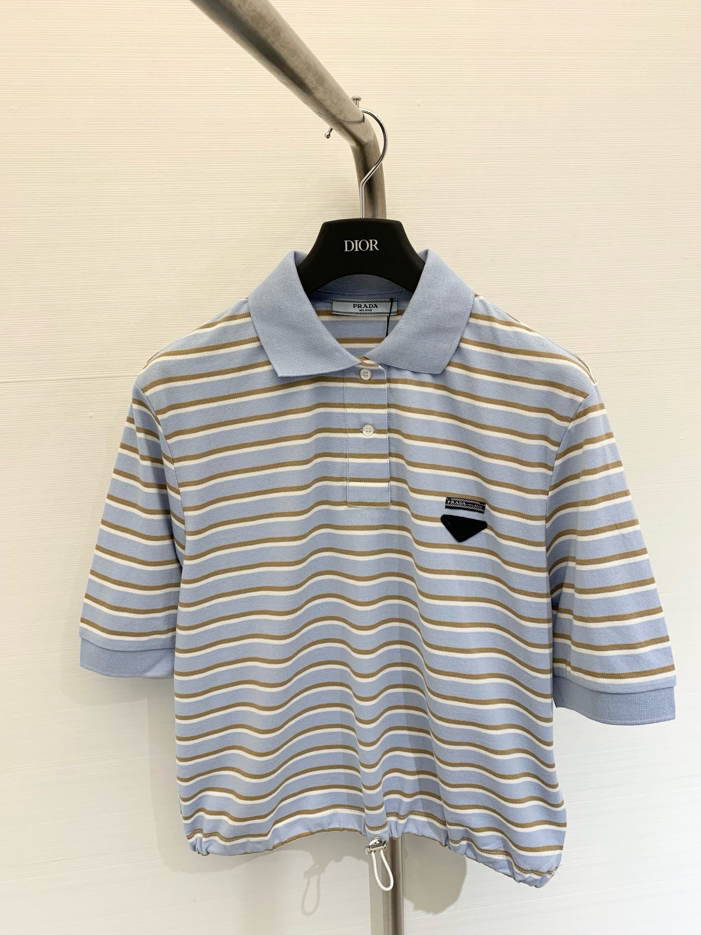 NO:439578,Prad* 2025 counter latest Polo collar striped short sleeve yb custom bead floor cotton 1:1 exquisite brand letter patch embroidery to add fashion style, harmonious matching of Meidela color system, overlap style to interpret the four seasons versatile king style SML,,prada,T-shirt,alexander wang19860909Prad* 2025专柜最新 Polo领条纹短袖 yb定制珠地棉 1:1精致品牌字母贴布刺绣 增添时尚格调 美德拉色系搭配和谐 叠搭风演绎四季造型 百搭王炸款 SML,,prada,T-shirt,alexander wang,Women's clothing