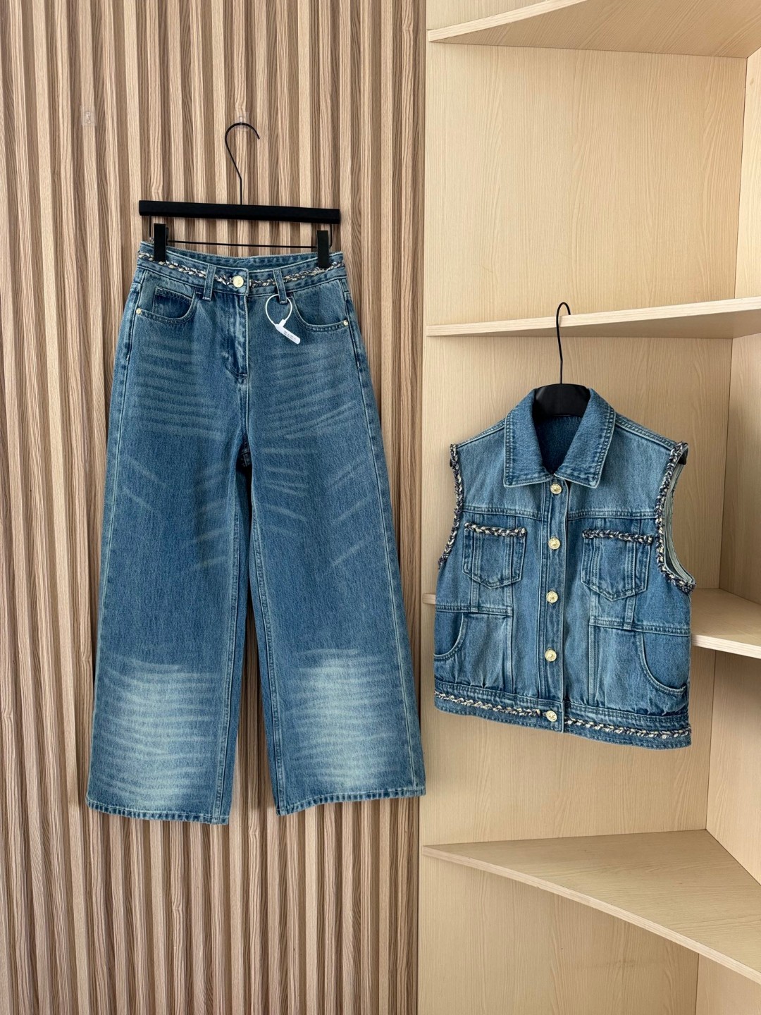 NO:439564,Chanel 25SS new style, luxury heavy industry woven decorative denim vest, which is very outstanding in single-layered wear!  Customized YB twill cotton denim material, edge embellishment with twisted edge decoration, full of old money, retro and fashionable, vest pocket matching outline, classic and durable, high-end style, increase styling, highlight casual temperament, easy to wear, fashionable and fashionable SML, chanel, alexander wang19860909Chanel 25SS新款 奢感重工编织装饰牛仔马甲 单穿叠穿都很出彩！定制YB斜纹棉牛仔材质 边缘点缀麻花捆边装饰 老钱感十足 复古又时尚 马甲口袋配合轮廓线 经典耐看 格调高级 增加造型感 突出休闲气质 轻松穿出好比例 时髦洋气 SML,,chanel,alexander wang,Women's clothing