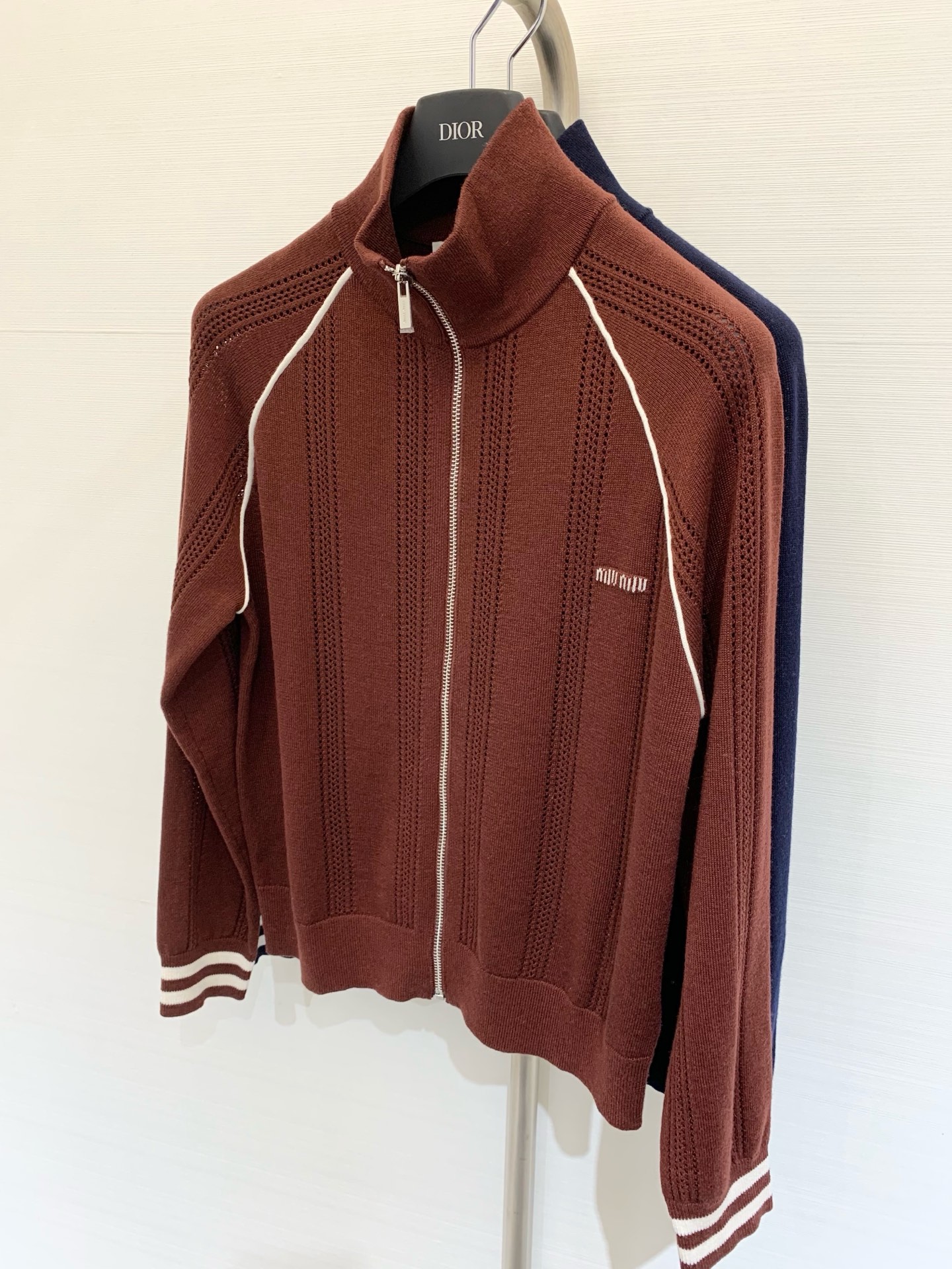 NO:440342,MIUMI* 2025 tennis style knitted long-sleeved zipper jacket YB custom wool yarn woven, full-clad design zippers are convenient to put on and off, vertical hollow alternating raglan cuff lines contrast color, large body brown forms collision, threaded edge, perfect for matching, perfect for random matching, navy blue, brown SML,,miumiu, jackets & coats,alexander wang19860909MIUMI* 2025 网球风 针织长袖拉链外套 YB定制羊毛纱线织造 全开襟设计拉链便利穿脱 竖状镂空交替插肩袖口线条撞色 大身棕色形成碰撞 配合螺纹包边 精致度满分 随意搭配都完美 藏蓝 咖啡色 SML,,miumiu,jackets & coats,alexander wang,Women's clothing