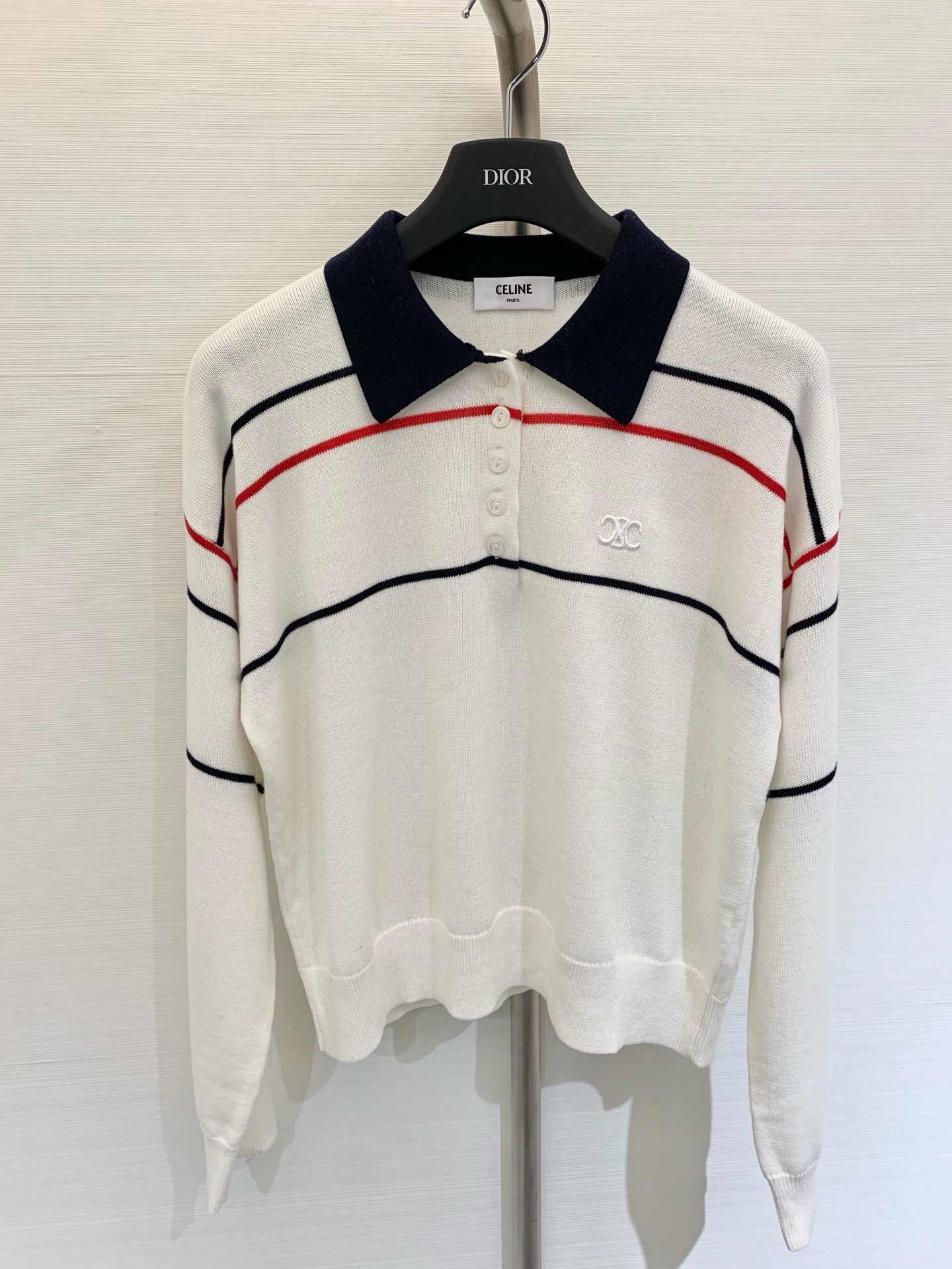 NO:440358,Celine high-spirited outfit!  The same Polo-neck cardigan with celebrity style!  Age-reducing girlish temperament Navy style contrasting color design!  Arc de Triomphe embroidery is fashionable and high-end!  Swiss machine 18-pin imported wool yarn has a delicate texture that is invincible, with elegant temperament and lazy and casual style. It is highly recommended to keep your own style, the loose style is versatile and not picky!  SML, celine, alexander wang19860909Celine 高智感穿搭！明星同款Polo领羊毛衫！减龄少女气质 海军风撞色设计！凯旋门刺绣时髦又高级！瑞士机18针进口羊毛纱线细腻质感无敌赞,气质优雅的慵懒随性风.强烈推荐自留款,宽松版型百搭不挑人！一色SML,,celine,alexander wang,Women's clothing