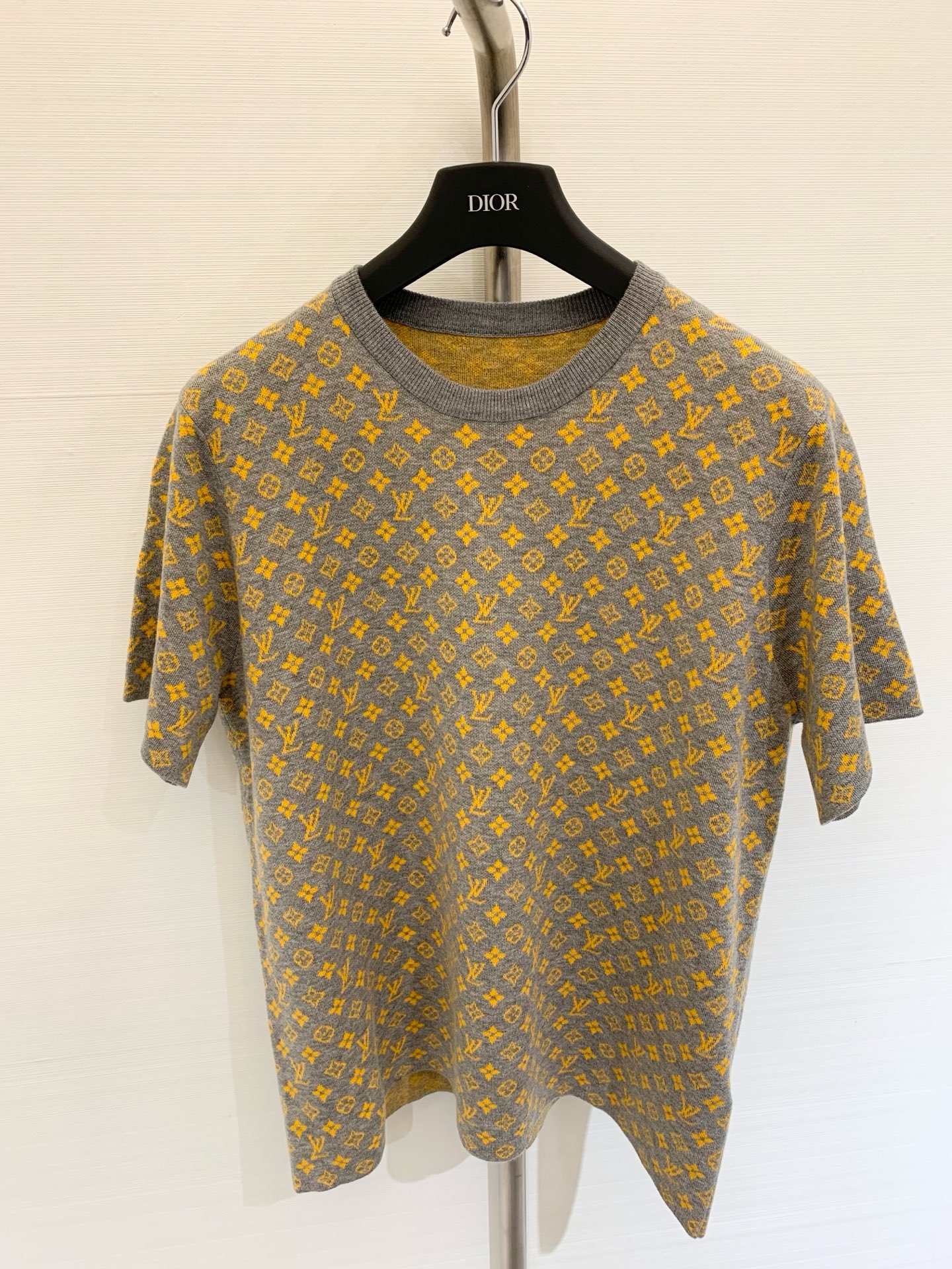 NO:440369,LouisVui*ton 2025 early autumn new style Monogram letter jacquard round neck knitted short sleeves wool blend fabric comfortable, smooth and tough. High-quality version SML, louis vuitton, T-shirt, alexander wang19860909LouisVui*ton 2025早秋新款 Monogram字母提花圆领针织短袖 羊毛混纺面料 舒适柔滑有韧劲 高版本一色SML,,louis vuitton,T-shirt,alexander wang,Women's clothing