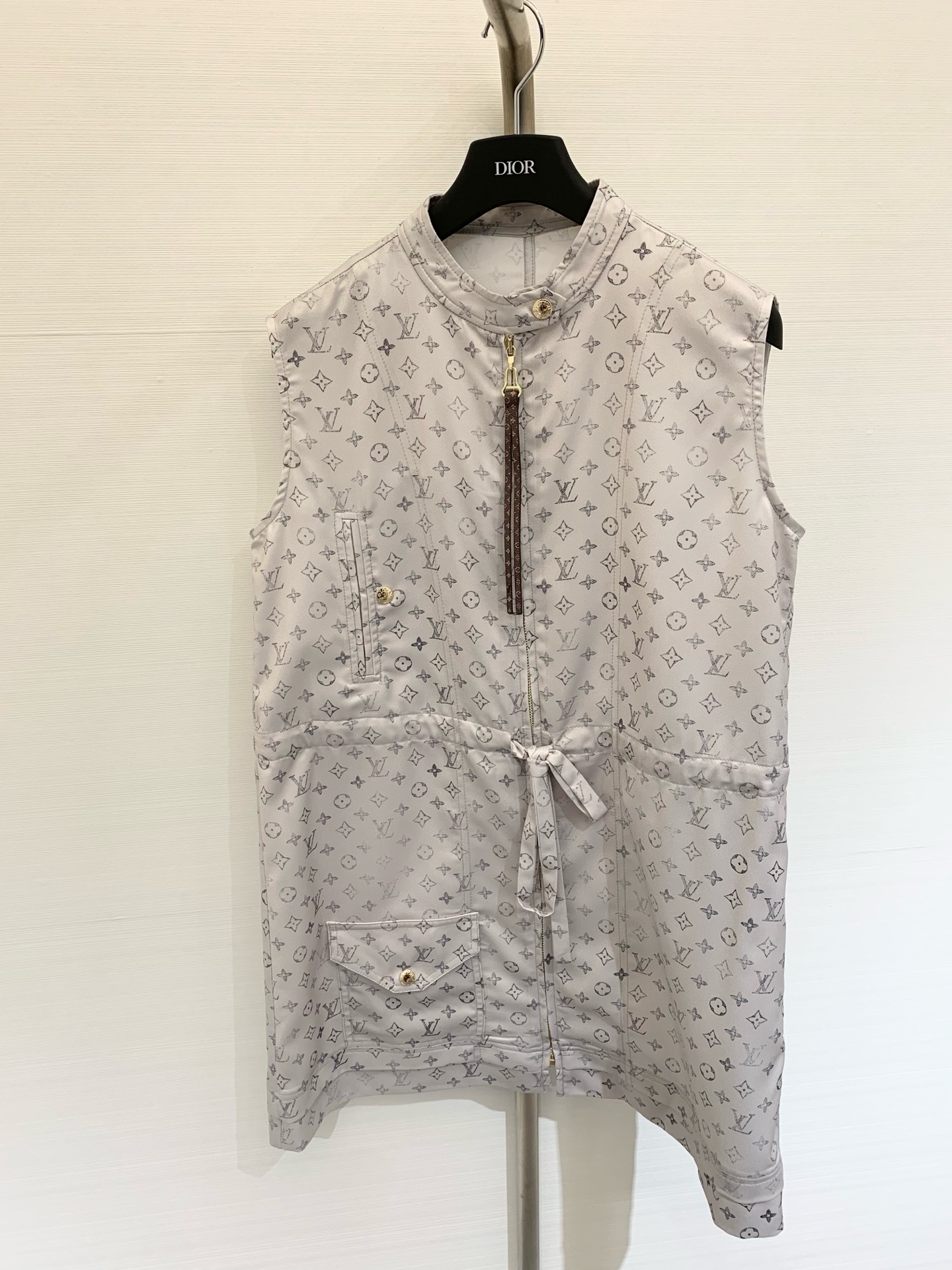 NO:440381,LouisVui*ton 2025 summer new monogram printed sleeveless waist dress/coat yb custom satin matte fabric full of high-end feel Fully open zipper design can be used as a windbreaker jacket Two-color SML,,louis vuitton, skirts, jackets & coats,alexander wang19860909LouisVui*ton 2025夏季新款 monogram印花无袖收腰连衣裙/外套 yb定制缎面哑光面料 高级感满满 全开拉链设计可当风衣外套 两色SML,,louis vuitton,skirts,jackets & coats,alexander wang,Women's clothing