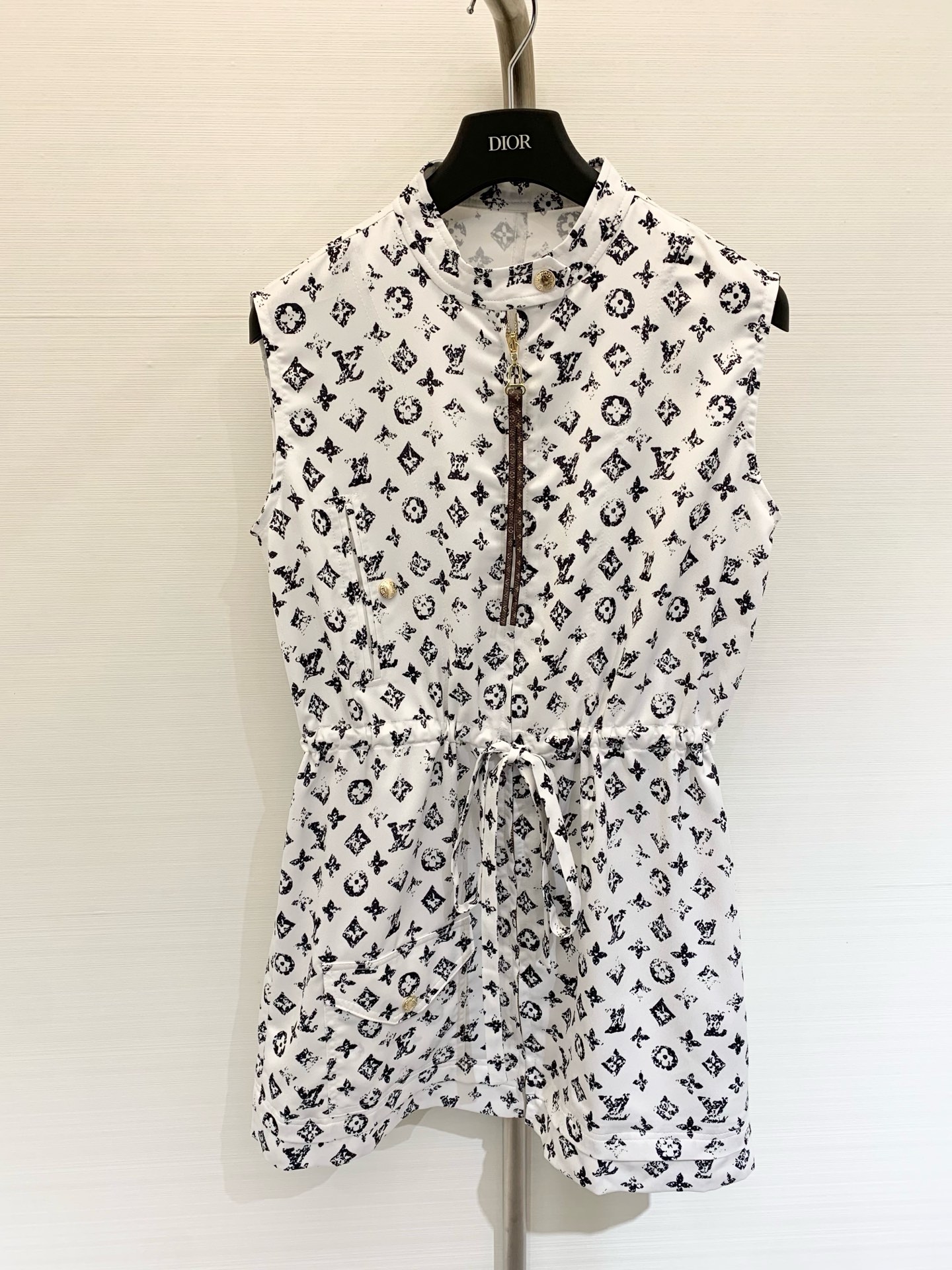 NO:440397,LouisVui*ton 2025 summer new monogram printed sleeveless waist dress/coat yb custom satin matte fabric full of high-end feel Fully open zipper design can be used as a windbreaker jacket Two-color SML,,louis vuitton, skirts, jackets & coats,alexander wang19860909LouisVui*ton 2025夏季新款 monogram印花无袖收腰连衣裙/外套 yb定制缎面哑光面料 高级感满满 全开拉链设计可当风衣外套 两色SML,,louis vuitton,skirts,jackets & coats,alexander wang,Women's clothing