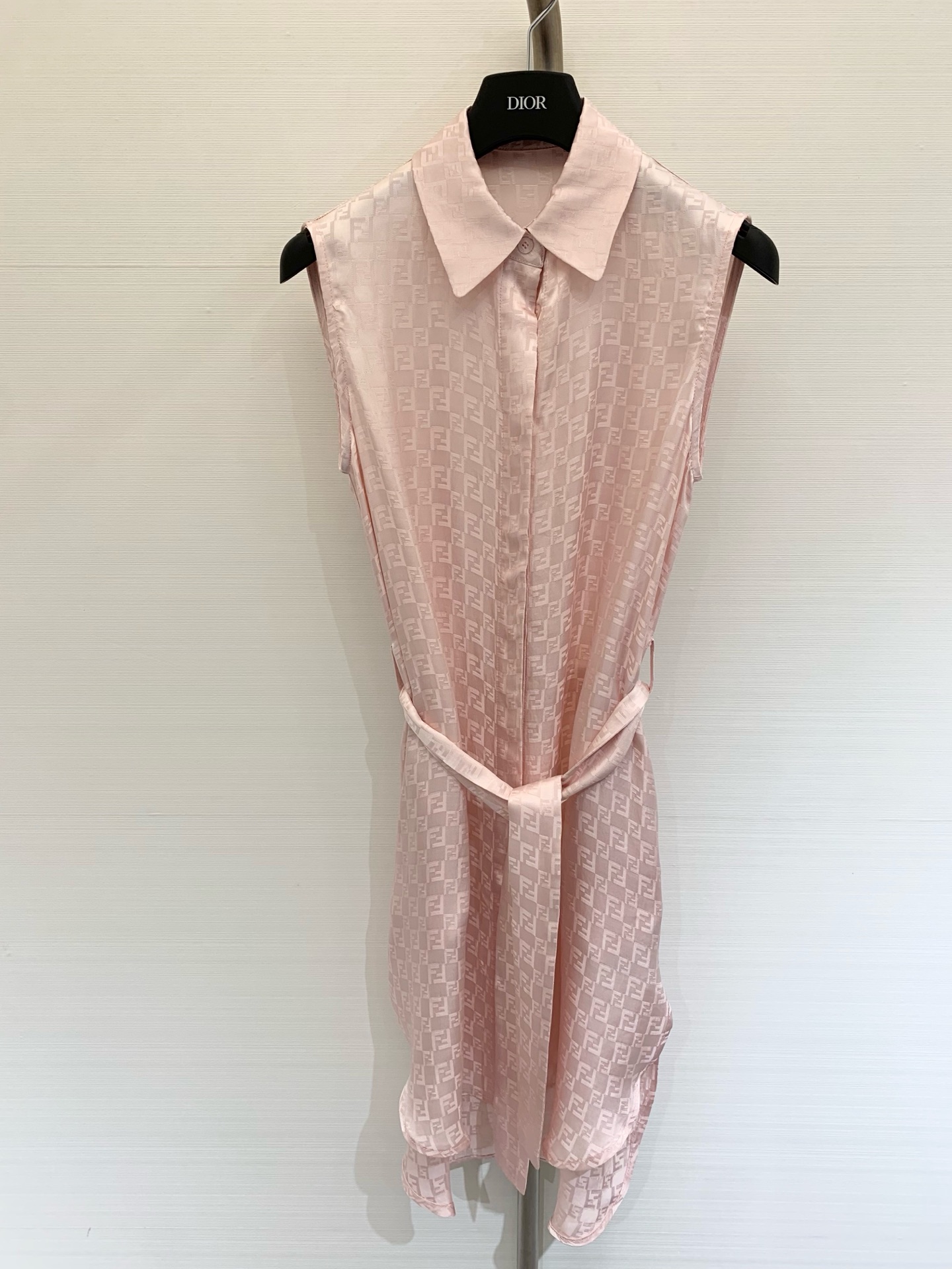 NO:440412,Fend* 2025 summer new style cool vest dress yb custom double-sided double-F jacquard fabric cool and smooth touch full of drape. Single-breasted design can be used as a vest jacket. Two-color SML, fendi, skirts, jackets & coats, alexander wang19860909Fend* 2025夏季新款 冰爽马甲连衣裙 yb定制双面双F提花面料 触感冰凉丝滑 垂坠感十足 单排扣设计可当马甲外套 两色SML,,fendi,skirts,jackets & coats,alexander wang,Women's clothing