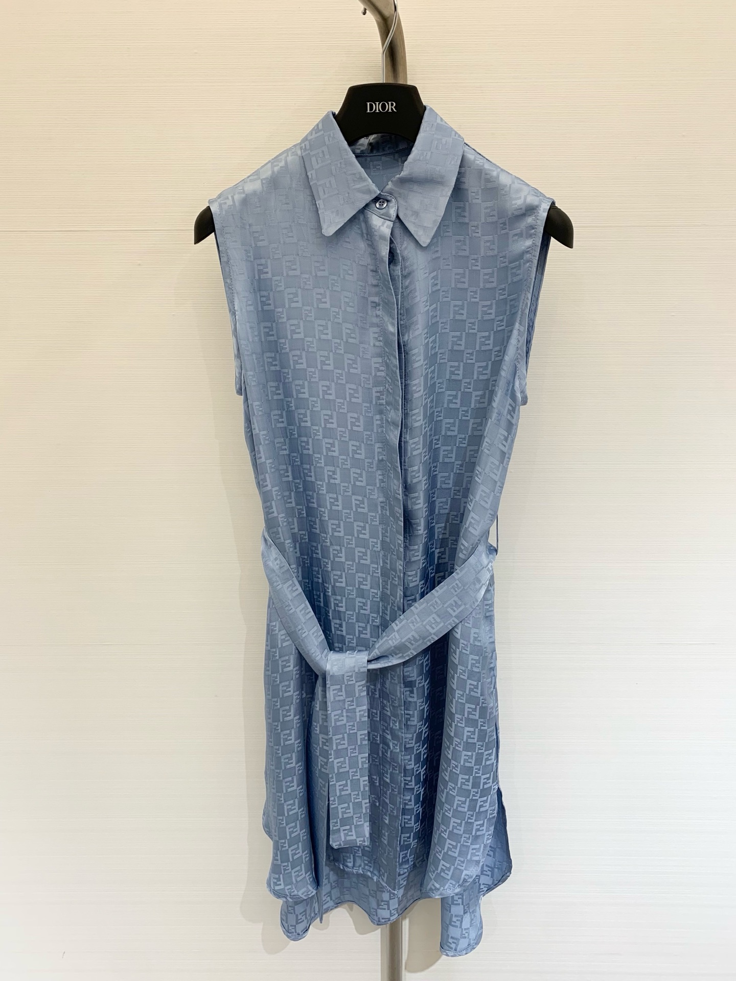 NO:440427,Fend* 2025 summer new style cool vest dress yb custom double-sided double-F jacquard fabric cool and smooth touch full of drape. Single-breasted design can be used as a vest jacket. Two-color SML, fendi, skirts, jackets & coats, alexander wang19860909Fend* 2025夏季新款 冰爽马甲连衣裙 yb定制双面双F提花面料 触感冰凉丝滑 垂坠感十足 单排扣设计可当马甲外套 两色SML,,fendi,skirts,jackets & coats,alexander wang,Women's clothing