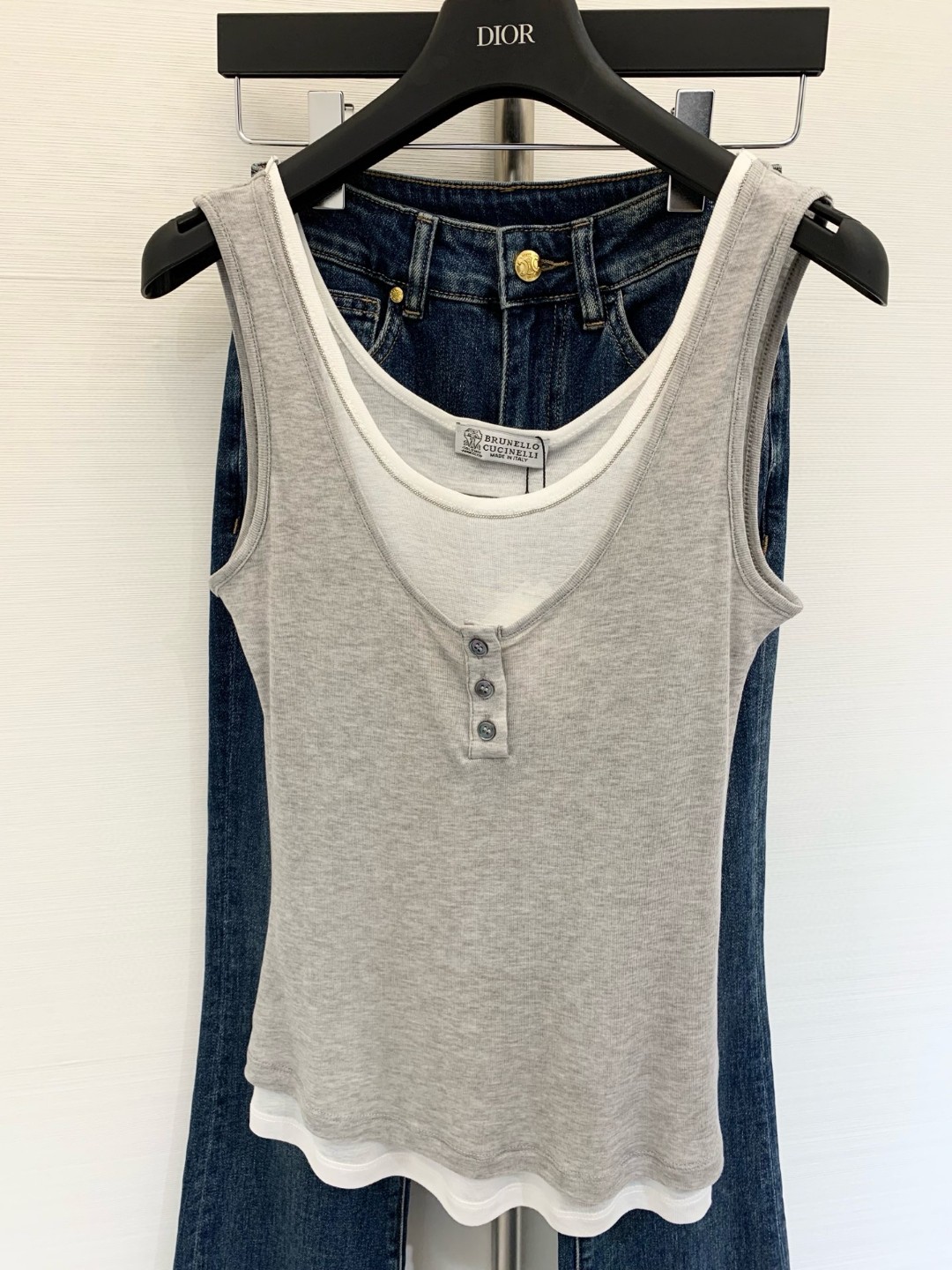 NO:452342,New summer style. Tennis wool fake two-piece vest, a must-have for summer, refreshing and versatile, super comfortable fabric, breathable and not stuffy, and is particularly comfortable to wear on the body. The fake two-piece design is simple and fashionable. It looks super good in both single wear and inner wear. It is definitely an indispensable versatile item in the closet!  Get it now, sisters, color gray, apricot, code number, alexander wang19860909夏季新款 天丝羊毛假两件背心,夏日必备,清爽百搭,超舒适的面料,透气不闷热,穿在身上特别舒爽,假两件设计,简约时尚,无论单穿还是内搭都超好看,绝对是衣橱里不可或缺的百搭单品！赶紧入手吧姐妹们 颜色灰色 杏色 码数,,alexander wang,Women's clothing