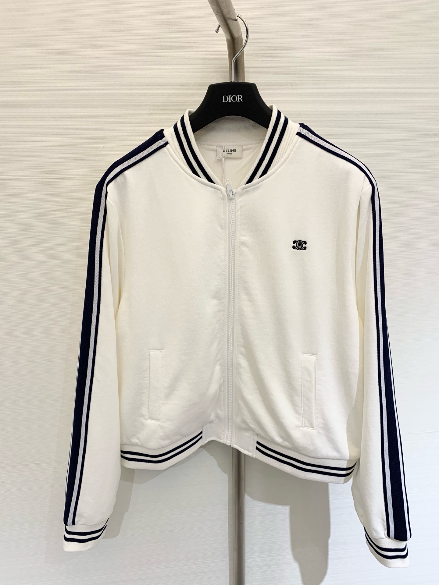 NO:440368,Celine Baseball girl's temperament and style are fashionable and attitude-friendly sports white jacket, customized color woven stripes contrasting color webbing decoration!  A must-have item for age reduction!  It is sweet and salty. It is a classic baseball style that is versatile and versatile. It is versatile and not picky!  Highly recommend your own models SML, celine, jackets & coats, alexander wang19860909Celine 棒球女孩气质穿搭时髦有态度的运动白色小夹克,定制色织条纹撞色织带装饰！减龄必备单品！不废力气穿搭可甜可盐气质百搭经典棒球版型百搭不挑人！强烈推荐自留款 SML,,celine,jackets & coats,alexander wang,Women's clothing