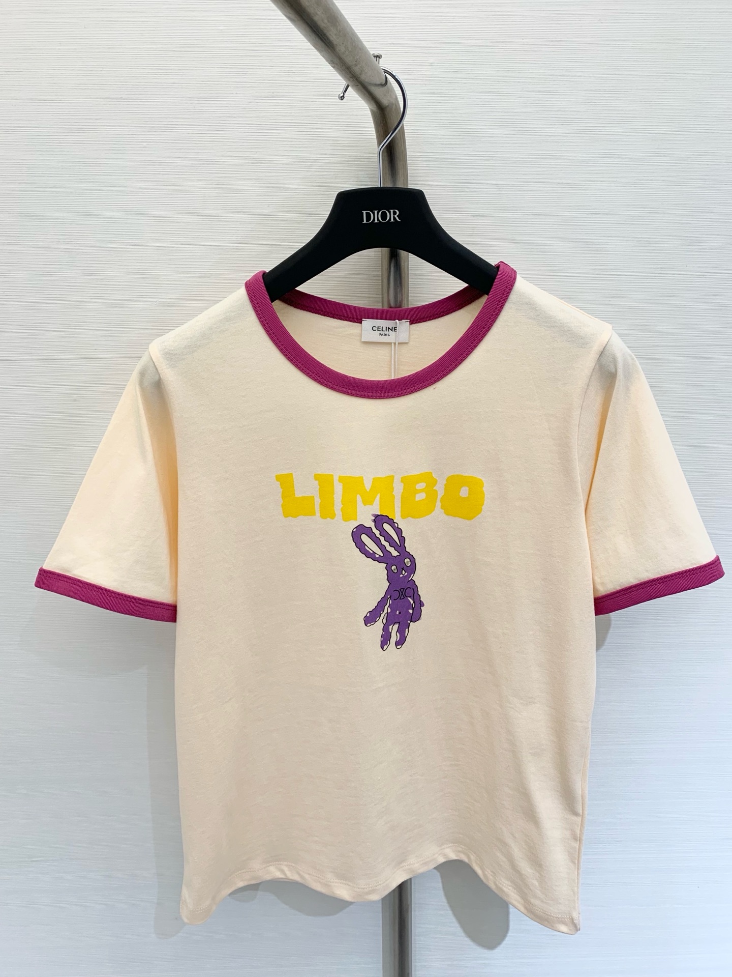 NO:440401,Celin* 2025 Children's Fun Series LIMBO Printed T-shirt Exquisite style, huge slim upper body, customization of the latest letter printing process, low-key luxury, fashionable essential items unlock all outfits White Apricot SML,,celine,tees, t-shirt,alexander wang19860909Celin* 2025童趣系列 LIMBO印花T恤 精致版型上身巨显瘦 定制最新字母印花工艺 低调奢华 时髦精必备单品解锁所有穿搭 白色 杏色 SML,,celine,tees，t-shirt,alexander wang,Women's clothing