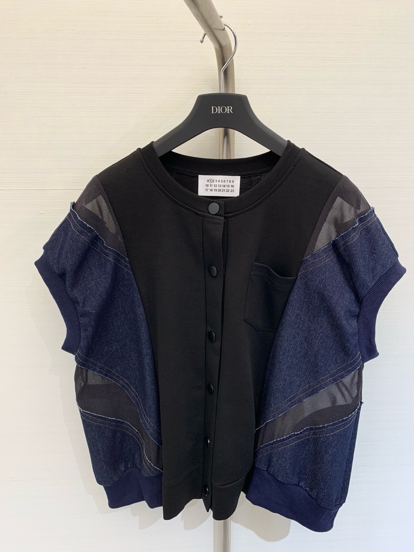 NO:440452,MM6 2025 early autumn new style spliced ​​denim vest new way to wear, breathable mesh splicing, loose style not picky for people Two-color SML,,masion margiela,alexander wang19860909MM6 2025早秋新款 拼接牛仔马甲 新穿法,透气网纱拼接 宽松版型不挑人 两色SML,,masion margiela,alexander wang,Women's clothing