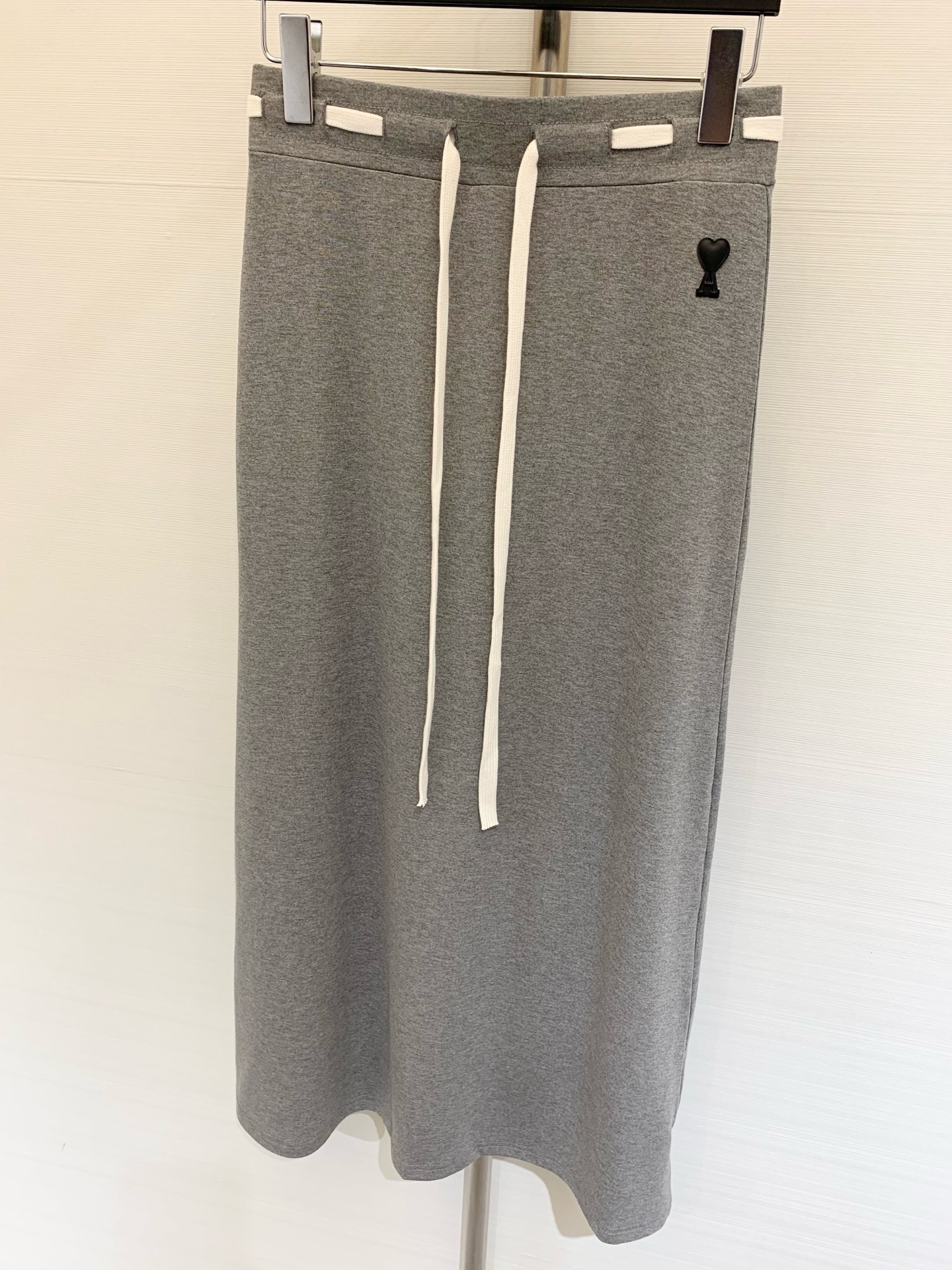 NO:440458,AMI 25ss summer new style draped outfit love contrasting color lace elastic waist skirt, straight style, draping breathable, black calm and atmospheric, gray gentle and versatile, smooth draped fabric with wind-moving effects when walking, large swing design perfectly covers the hips wide legs, and turns into long legs in seconds. Two-color SML, skirts, alexander wang19860909AMI 25ss夏季新款 垂感穿搭 爱心撞色系带松紧腰半身裙,直筒版型,垂感透气,黑色沉稳大气,灰色温柔百搭,顺滑垂坠的面料走起路自带风动特效,大摆设计完美遮住胯宽腿粗,秒变大长腿 两色SML,,skirts,alexander wang,Women's clothing