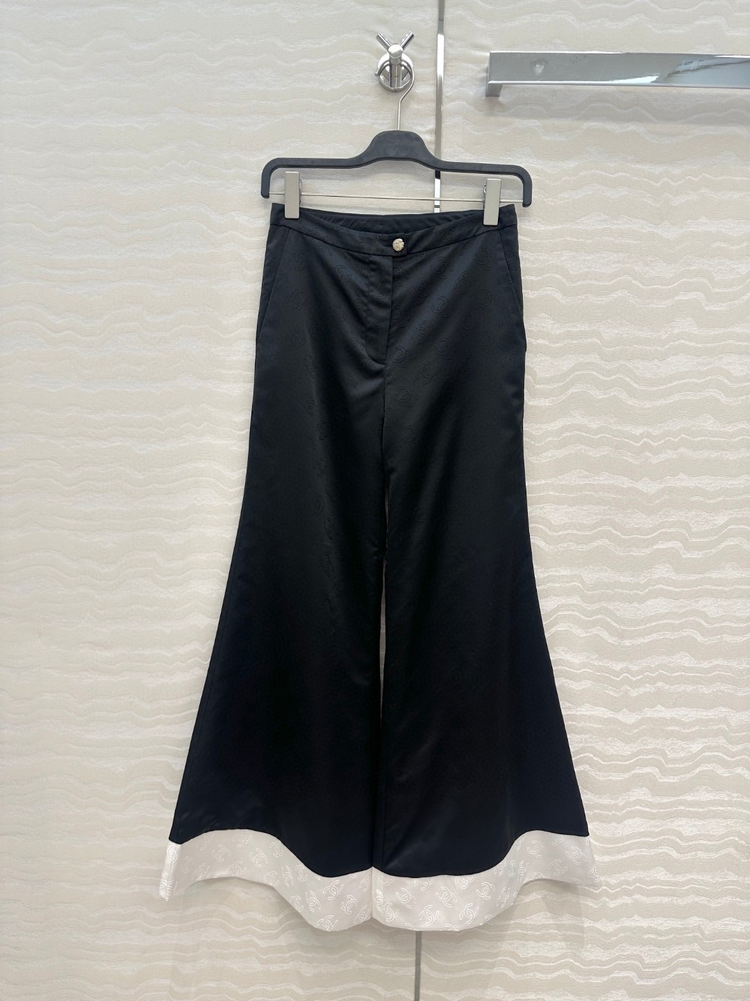 NO:441306,Chanel Coco25a new product black and white high-quality color-blocked bell-bottom pants!  Customized double C jacquard silk cotton-satin fabric, 3D three-dimensional tailoring style, huge slim upper body, and comes with aura!  A must-have high-end item for sweet and cool celebrity girl-style white and rich beauty!  The perfect workmanship quality of the mold opening hardware buckle depends on the details 36/38/40, chanel, alexander wang19860909Chanel Coco25a新品 黑白高级拼色喇叭裤！定制双C提花丝棉缎面料,3D立体剪裁版型上身巨显瘦,自带气场！甜酷名媛少女风白富美必备高级单品！开模五金扣完美做工品质看细节 36/38/40,,chanel,alexander wang,Women's clothing