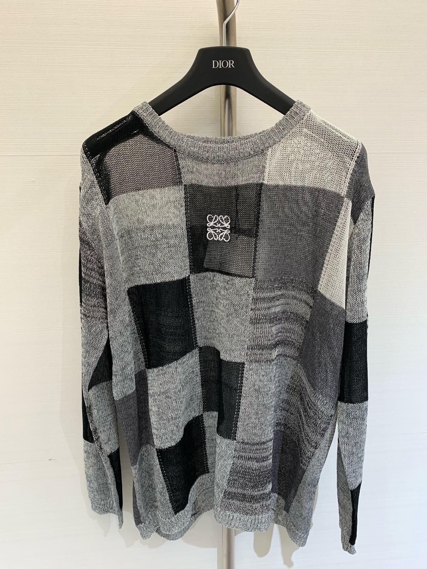 NO:442352,Loewe ss plaid hollow splicing knitted long sleeves, shoulder-drop loose style, Logo pattern embellishment, high-end atmosphere, two-color SML, loewe, alexander wang19860909Loewe ss 格子镂空拼接针织长袖 落肩款宽松版型 Logo图案修饰点缀 上身高级氛围感 两色SML,,loewe,alexander wang,Women's clothing