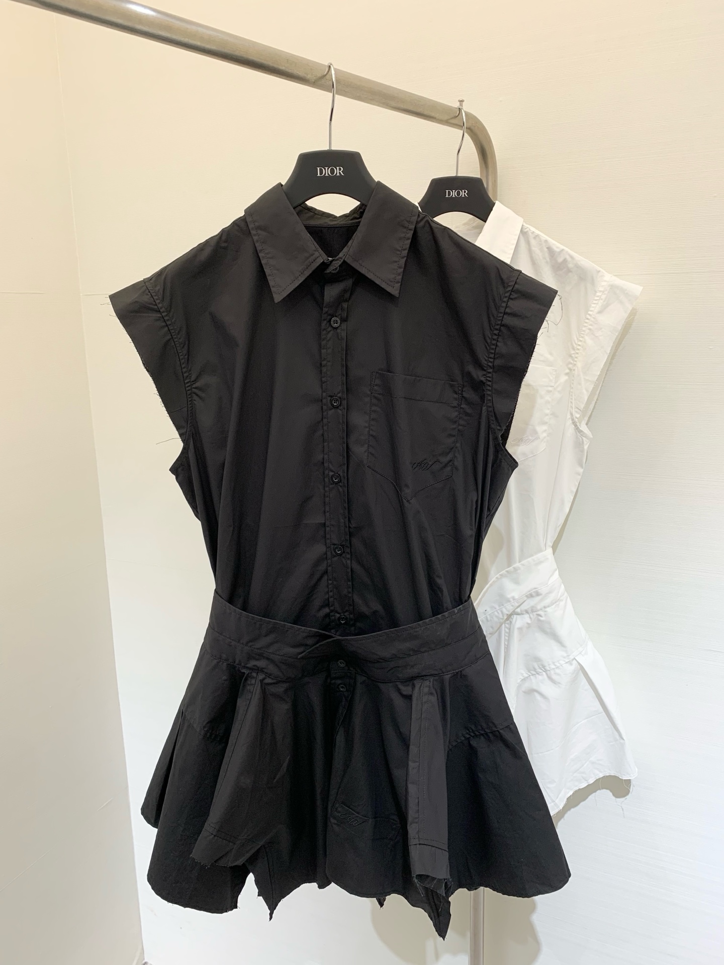 NO:443489,*25 new style, irregular old fake two-piece shirt vest skirt, casual and sweet girls, whoever wears them looks good, customized imported yb cotton material, casual logo embroidered with its unique details and beauty ~ must-wear items for vacation and leisure Two-color SML, skirts, shirts, alexander wang19860909*25新款 不规则做旧假两件衬衫背心裙 休闲与甜妹集齐一体,谁穿谁好看版型 定制进口yb棉材质 不经意的徽标刺绣Logo字母点缀出其独特细节美丽～度假休闲必穿单品 两色SML,,skirts,shirts,alexander wang,Women's clothing