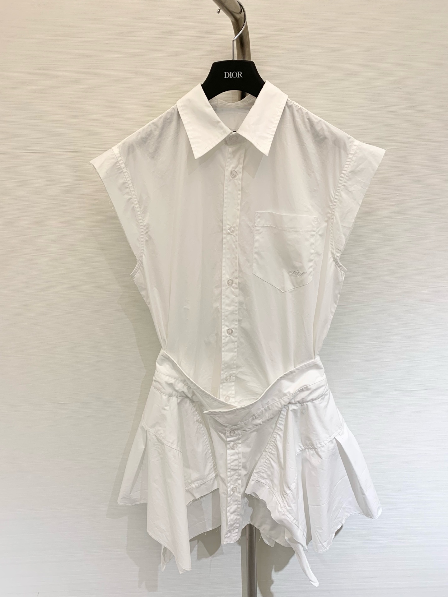 NO:443505,*25 new style, irregular old fake two-piece shirt vest skirt, casual and sweet girls, whoever wears them looks good, customized imported yb cotton material, casual logo embroidered with its unique details and beauty ~ must-wear items for vacation and leisure Two-color SML, skirts, shirts, alexander wang19860909*25新款 不规则做旧假两件衬衫背心裙 休闲与甜妹集齐一体,谁穿谁好看版型 定制进口yb棉材质 不经意的徽标刺绣Logo字母点缀出其独特细节美丽～度假休闲必穿单品 两色SML,,skirts,shirts,alexander wang,Women's clothing