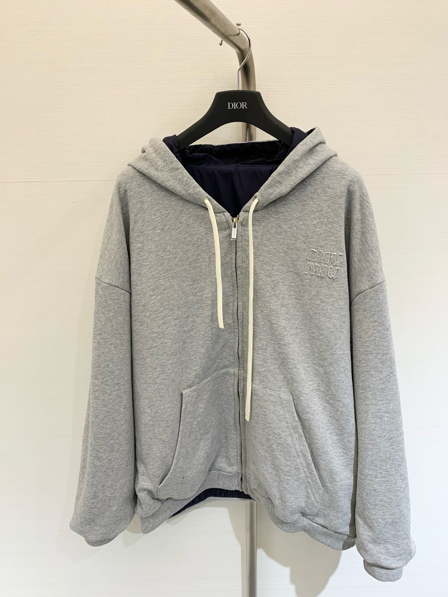 NO:443520,Miu 25 autumn new style, double-sided top hat grey jacket, daily wear is more casual and casual. One side of gray sweatshirt fabric and the other side of dark blue nylon fabric. The double-sided design has a high-end style. The fabric is comfortable and skin-friendly. SML, miumiu, hoodie, sweatshirts, jackets & coats, hats, alexander wang19860909Miu 25秋季新款 双面穿礼帽灰色外套 日常穿着更显休闲随性 一面灰色卫衣面料一面深蓝色尼龙面料 双面设计自带高级的格调 面料舒适亲肤 甜酷保暖两不误 SML,,miumiu,hoodie,sweatshirts,jackets & coats,hats,alexander wang,Women's clothing