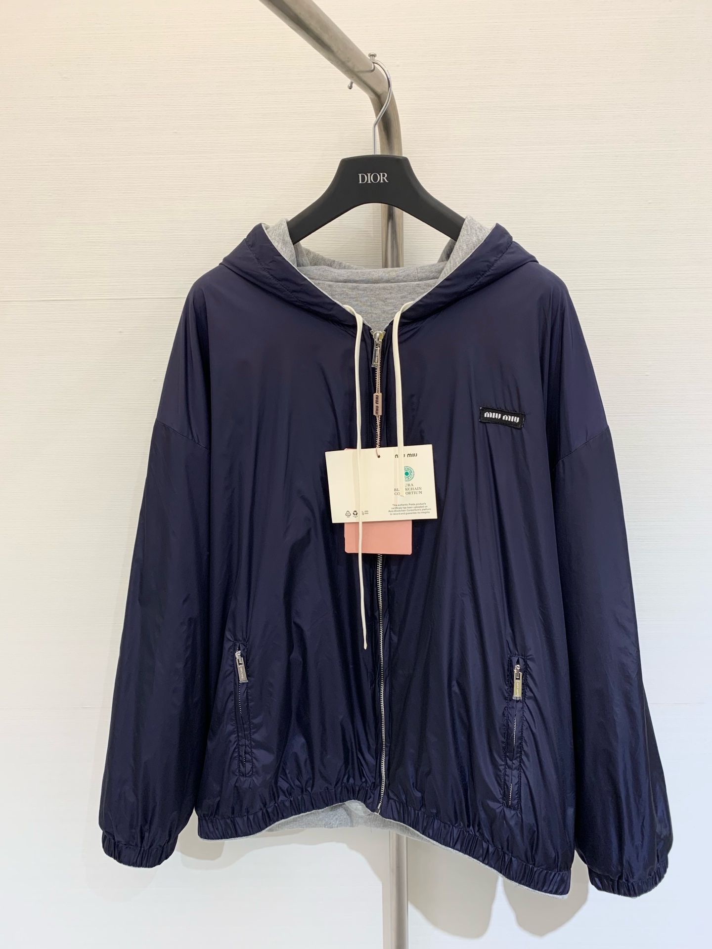 NO:443536,Miu 25 autumn new style, double-sided top hat grey jacket, daily wear is more casual and casual. One side of gray sweatshirt fabric and the other side of dark blue nylon fabric. The double-sided design has a high-end style. The fabric is comfortable and skin-friendly. SML, miumiu, hoodie, sweatshirts, jackets & coats, hats, alexander wang19860909Miu 25秋季新款 双面穿礼帽灰色外套 日常穿着更显休闲随性 一面灰色卫衣面料一面深蓝色尼龙面料 双面设计自带高级的格调 面料舒适亲肤 甜酷保暖两不误 SML,,miumiu,hoodie,sweatshirts,jackets & coats,hats,alexander wang,Women's clothing