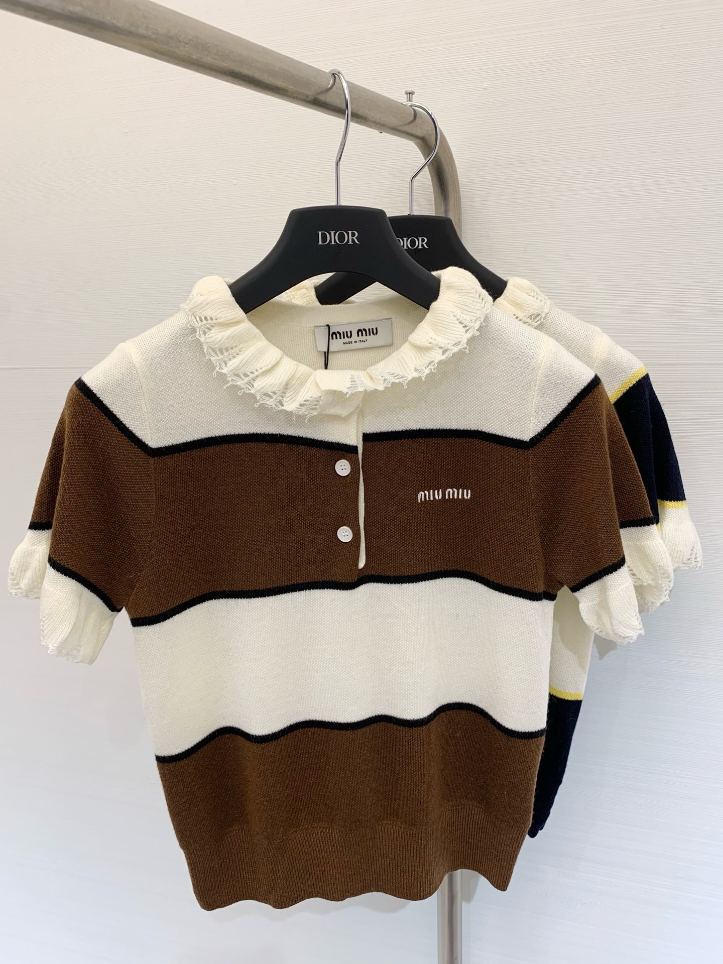 NO:443544,MIUMI* 2025 summer new style contrasting lace collar striped knitted short sleeves two-color SML, miumiu, T-shirt, alexander wang19860909MIUMI* 2025夏季新款 撞色花边领条纹针织短袖 两色SML,,miumiu,T-shirt,alexander wang,Women's clothing