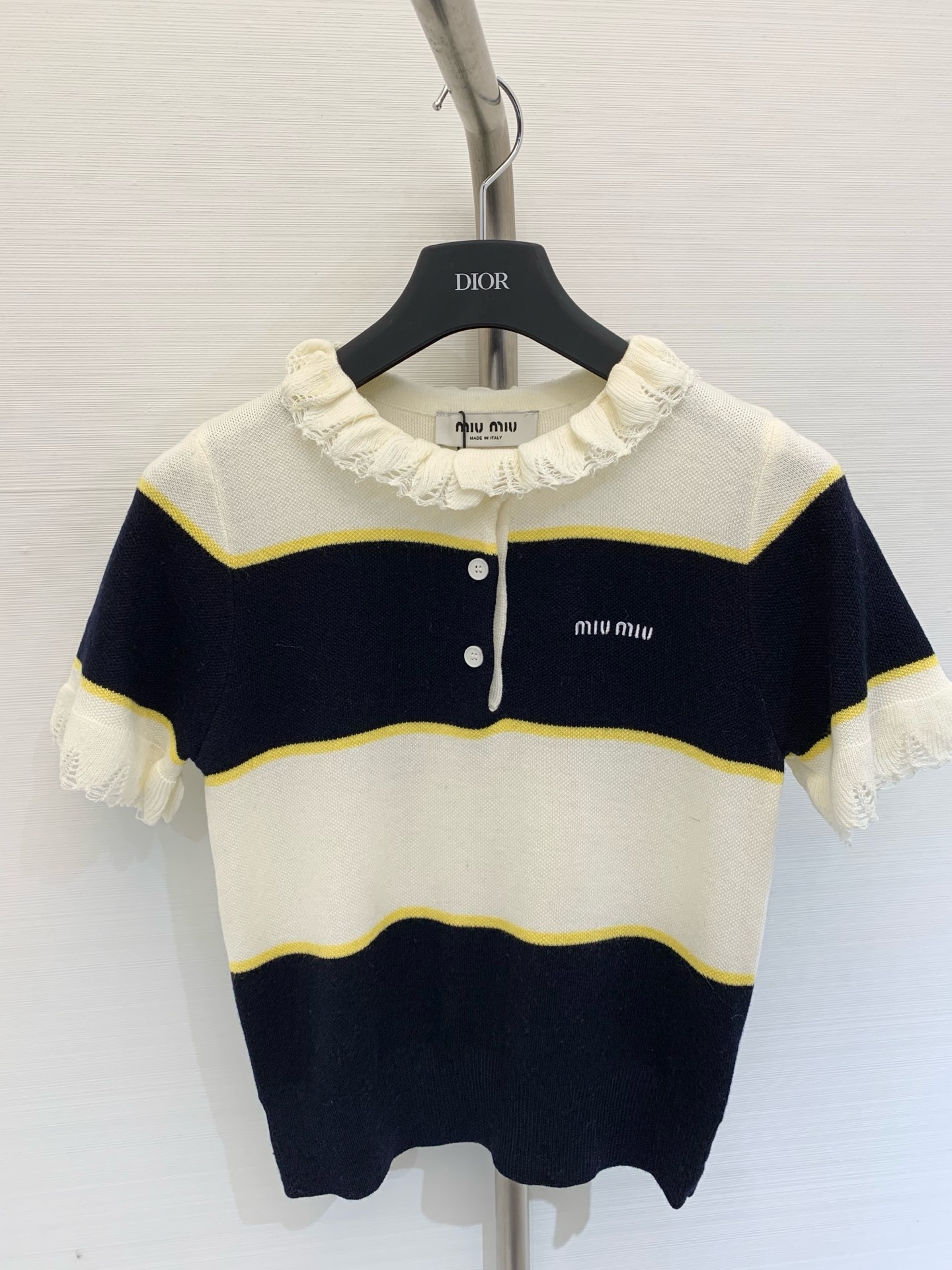 NO:443556,MIUMI* 2025 summer new style contrasting lace collar striped knitted short sleeves two-color SML, miumiu, T-shirt, alexander wang19860909MIUMI* 2025夏季新款 撞色花边领条纹针织短袖 两色SML,,miumiu,T-shirt,alexander wang,Women's clothing