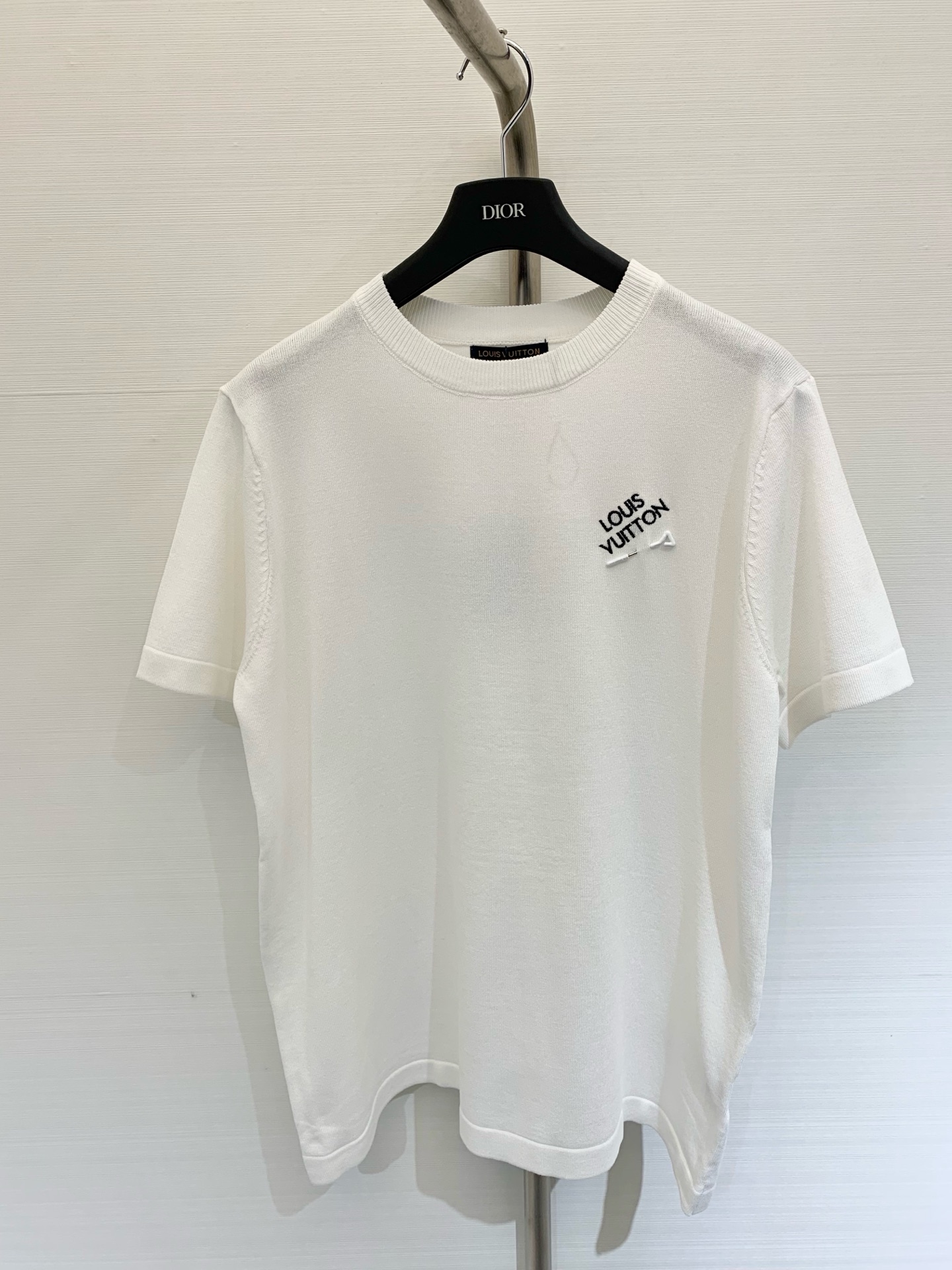 NO:443492,LouisVuit*on 2025ss new style embroidered logo pin knitted short-sleeved T-shirt, high-version two-color SML, louis vuitton, T-shirt, tees, t-shirt, alexander wang19860909LouisVuit*on 2025ss新款 刺绣Logo别针针织短袖T恤,高版本 两色SML,,louis vuitton,T-shirt,tees，t-shirt,alexander wang,Women's clothing