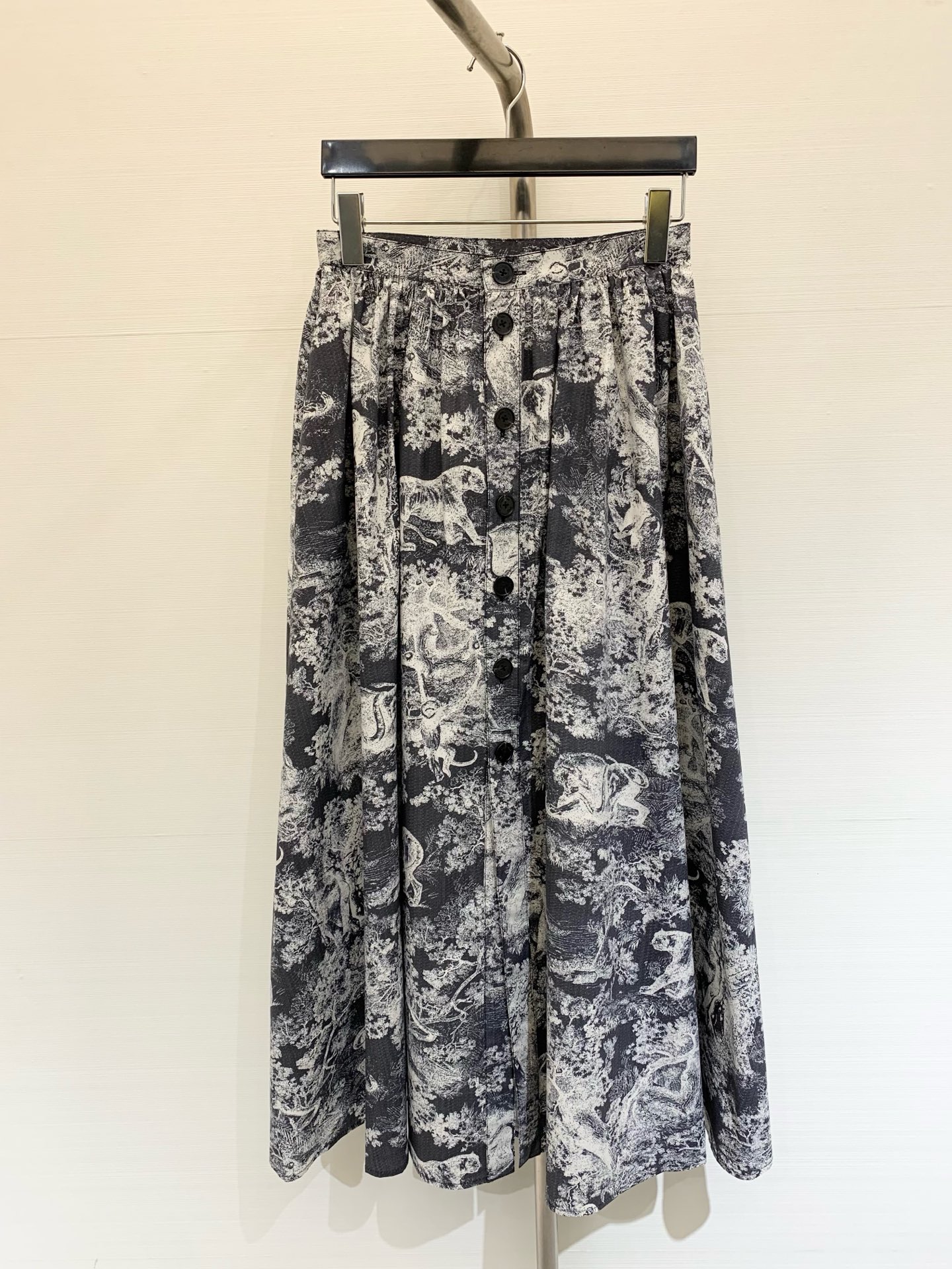 NO:443508,Dior 2025 early autumn new style, black and blue jungle animal elements series, skirt, yb custom letter logo button, playful and sweet, three-dimensional curved skirt hem is super beautiful SML,,dior, skirts,alexander wang19860909Dior 2025早秋新款 黑蓝色丛林动物元素系列款 半裙 yb定制字母Logo纽扣 俏皮甜美 立体感弧度裙摆超美 SML,,dior,skirts,alexander wang,Women's clothing