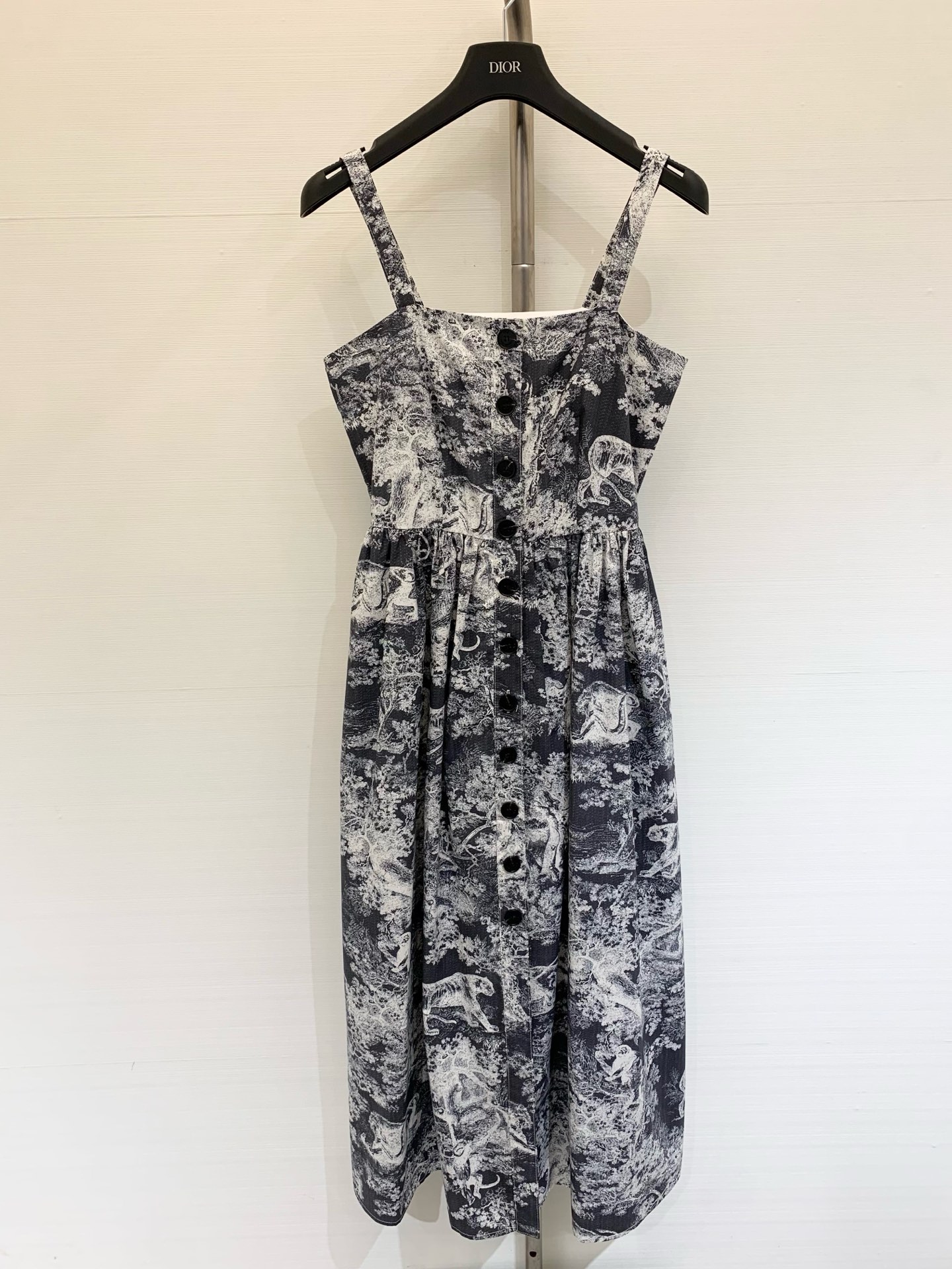 NO:443525,Dior 2025 early autumn new style, black and blue jungle animal elements series, suspender dress, yb custom letter logo button, playful and sweet, three-dimensional curved skirt, super beautiful SML,,dior, skirts,alexander wang19860909Dior 2025早秋新款 黑蓝色丛林动物元素系列款 吊带连衣裙 yb定制字母Logo纽扣 俏皮甜美 立体感弧度裙摆超美 SML,,dior,skirts,alexander wang,Women's clothing