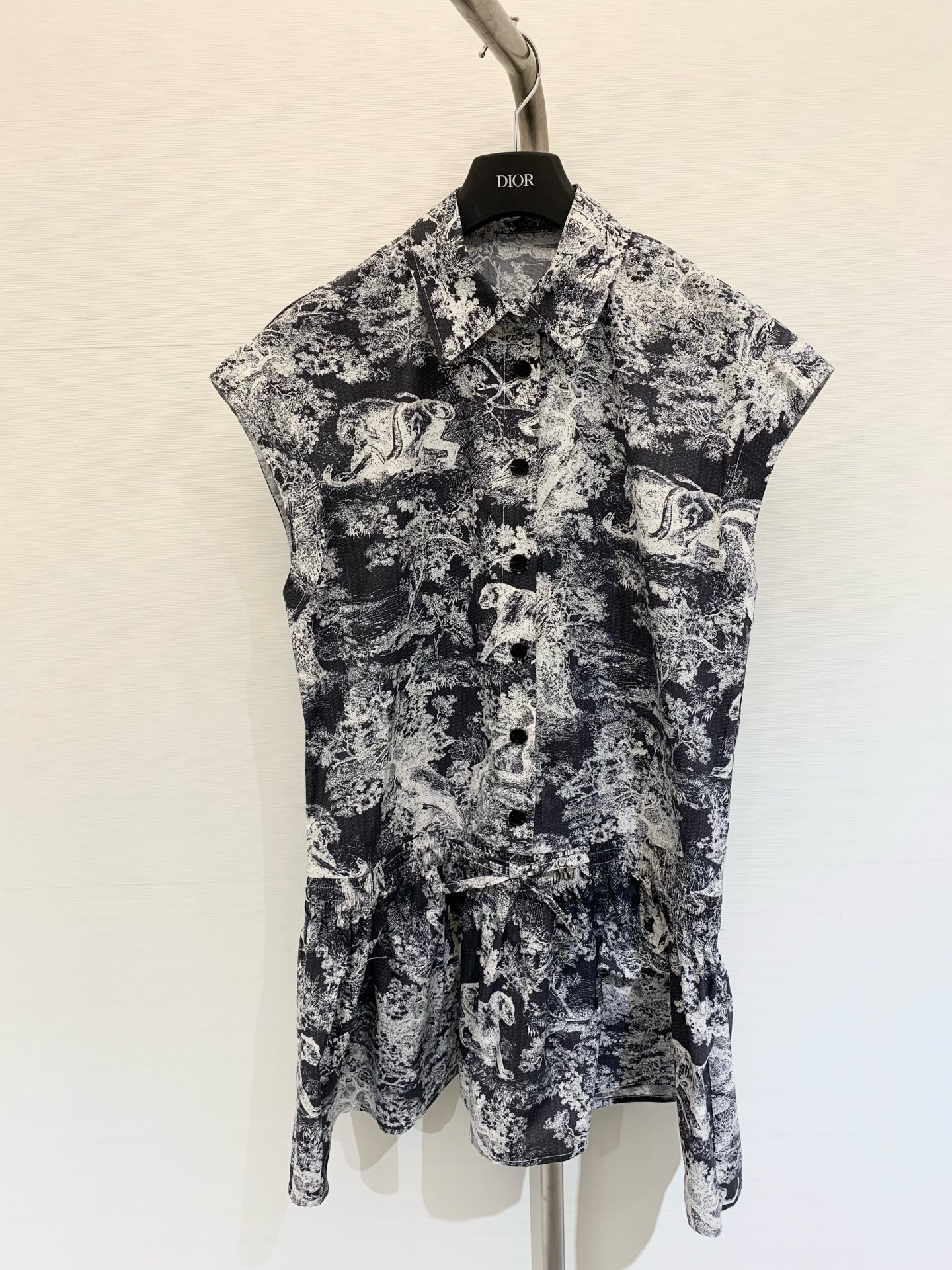 NO:443541,Dior 2025 early autumn new style, black and blue jungle animal elements series, Polo collar sleeveless waist dress, yb custom letter logo buttons, playful and sweet, three-dimensional curved skirt hem is super beautiful SML,,dior, skirts,alexander wang19860909Dior 2025早秋新款 黑蓝色丛林动物元素系列款 Polo领无袖收腰连衣裙 yb定制字母Logo纽扣 俏皮甜美 立体感弧度裙摆超美 SML,,dior,skirts,alexander wang,Women's clothing