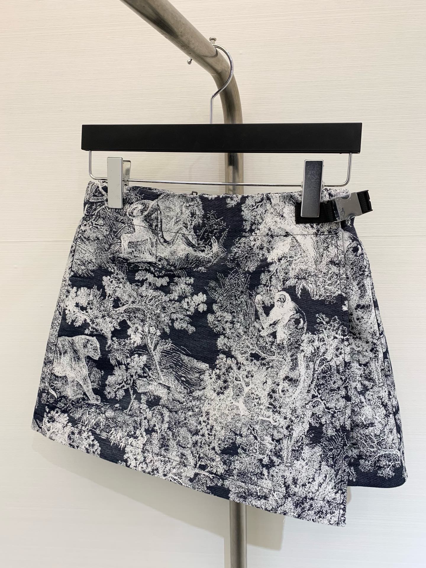 NO:443554,Dior 2025 early autumn new style, black and blue jungle animal elements series, skirt pants, yb custom letter logo snap belt, playful and sweet, three-dimensional curved skirt hem is super beautiful SML,,dior, skirts,alexander wang19860909Dior 2025早秋新款 黑蓝色丛林动物元素系列款 裙裤 yb定制字母Logo卡扣腰带 俏皮甜美 立体感弧度裙摆超美 SML,,dior,skirts,alexander wang,Women's clothing