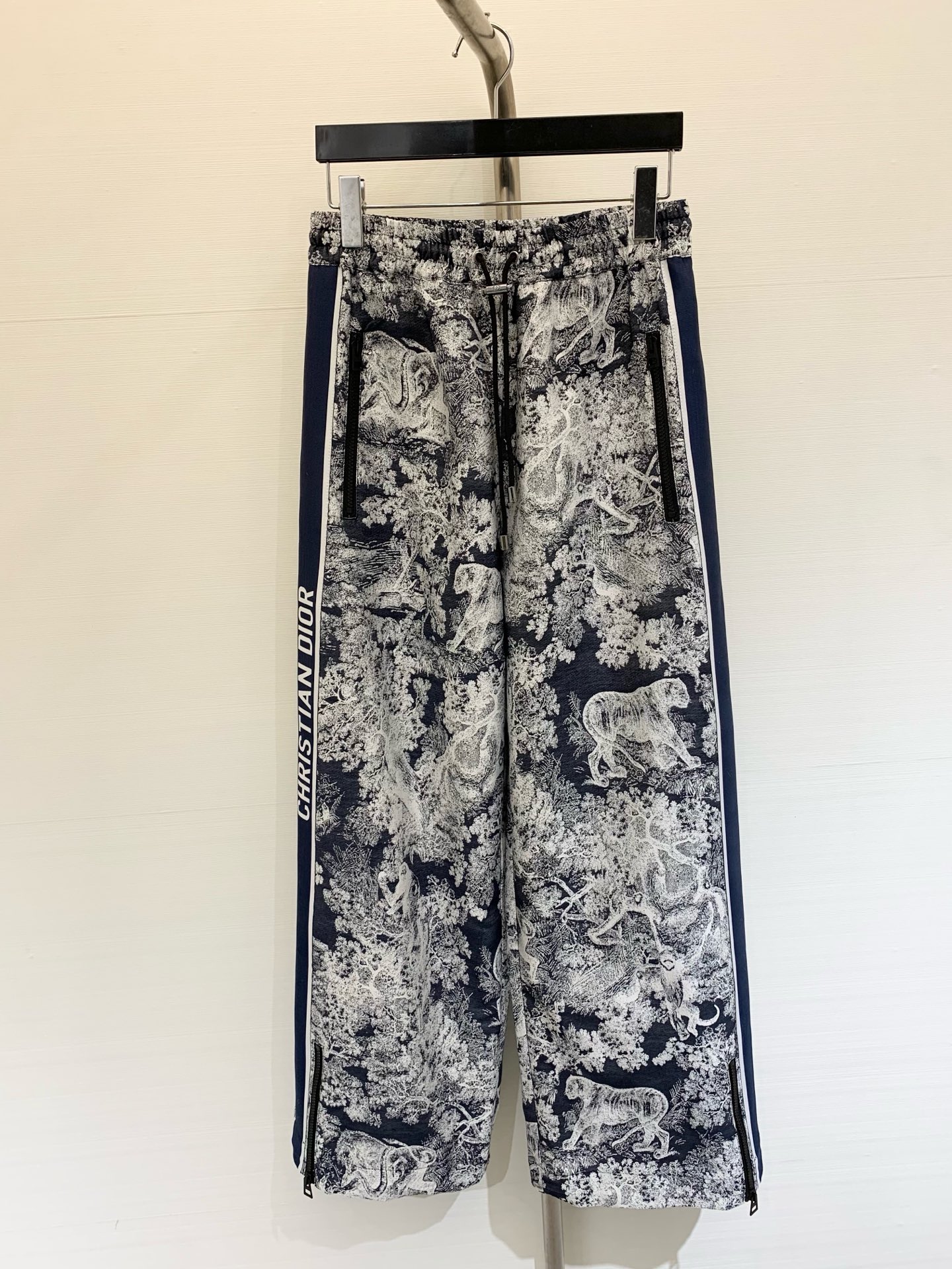 NO:443494,Dior 2025 early autumn new style, black and blue jungle animal elements series, webbing logo casual trousers, yb custom letter logo hardware accessories, playful and sweet, loose straight style is not picky, SML, dior, alexander wang19860909Dior 2025早秋新款 黑蓝色丛林动物元素系列款 织带Logo休闲长裤 yb定制字母Logo五金配件 俏皮甜美 宽松直筒版型不挑人 SML,,dior,alexander wang,Women's clothing