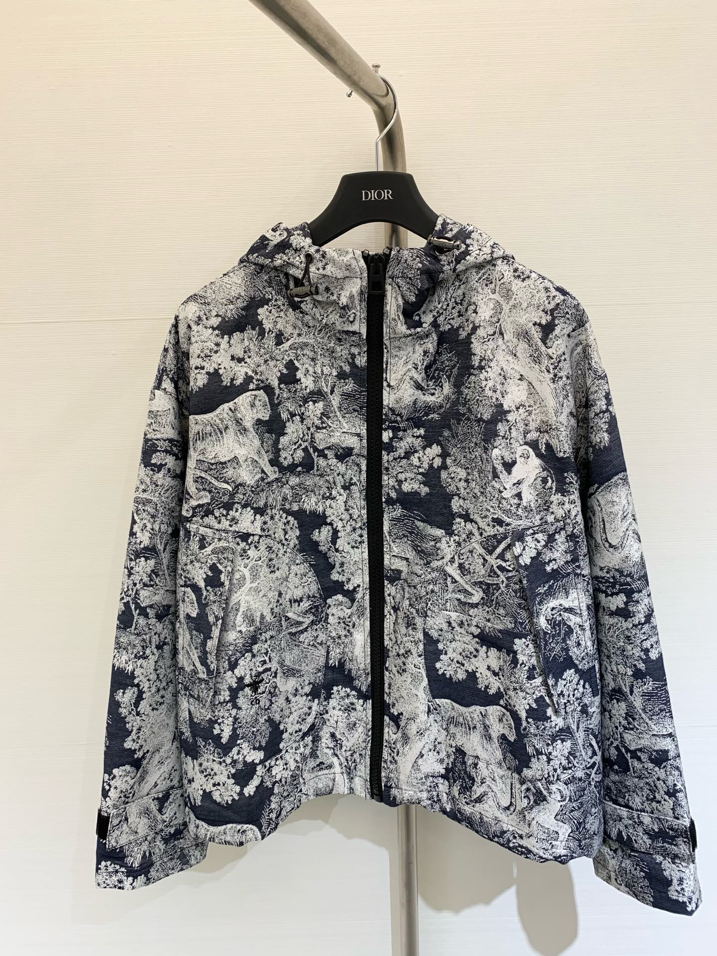 NO:443503,Dior 2025 early autumn new style, black and blue jungle animal elements series, hooded zipper jacket, yb custom letter logo hardware accessories, playful and sweet, loose style, slimming and age-reducing SML,,dior, jackets & coats,hats,alexander wang19860909Dior 2025早秋新款 黑蓝色丛林动物元素系列款 连帽拉链外套 yb定制字母Logo五金配件 俏皮甜美 宽松版型显瘦减龄 SML,,dior,jackets & coats,hats,alexander wang,Women's clothing