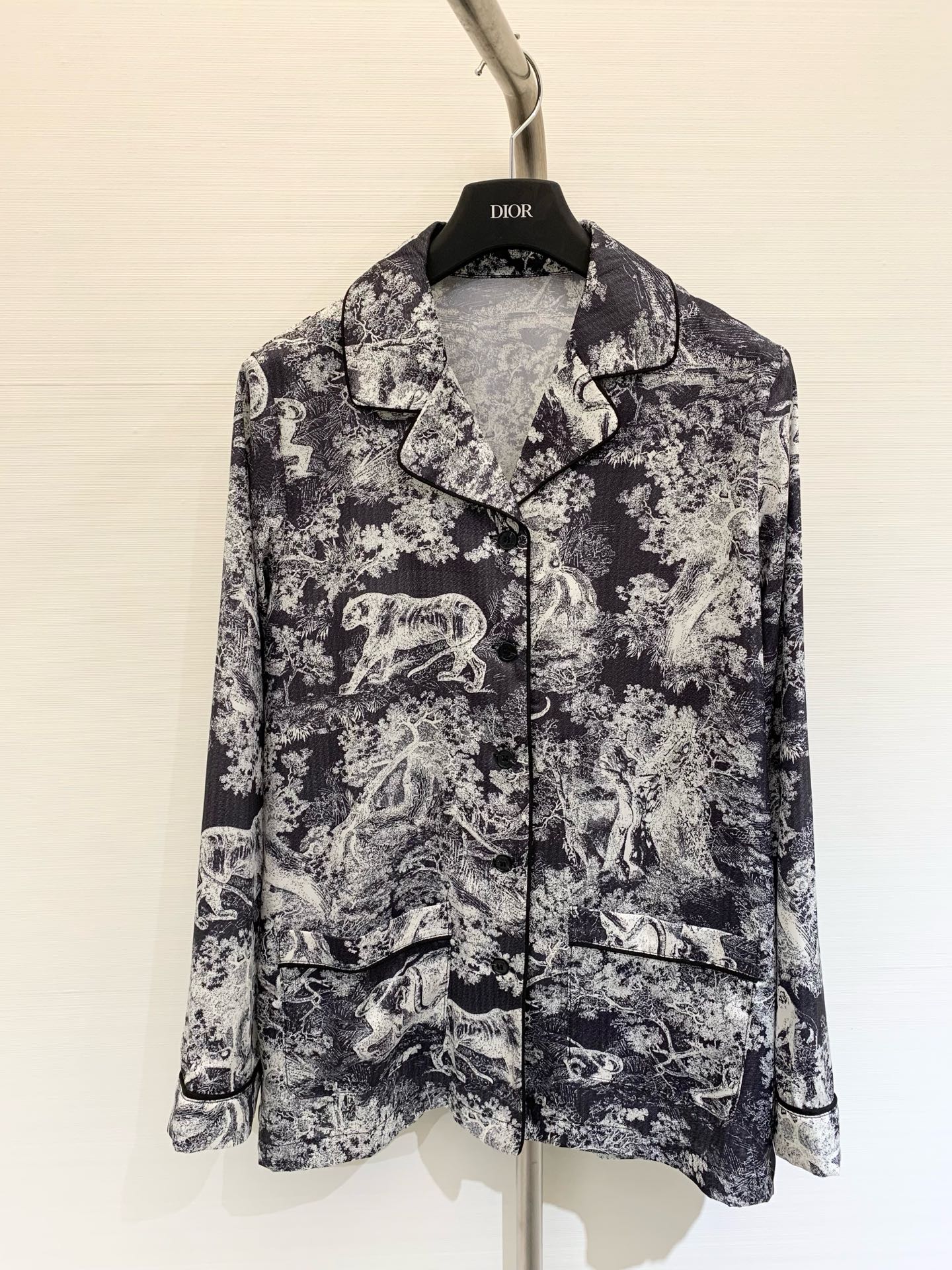 NO:443517,Dior 2025 early autumn new style, black and blue jungle animal elements series, shirt and trousers suit, yb custom new version jungle animal pattern polyester fabric, loose style, silky and comfortable, can also be worn as pajamas SML,,dior,shirts,alexander wang19860909Dior 2025早秋新款 黑蓝色丛林动物元素系列款 衬衫长裤套装 yb定制新版丛林动物图案涤纶面料 宽松版型丝滑舒适 也可当睡衣穿 SML,,dior,shirts,alexander wang,Women's clothing