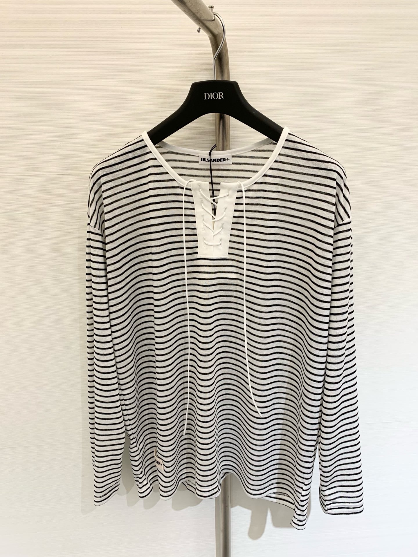 NO:443557,JILSANDER 25ss Contrast color lace-up striped sunscreen long-sleeved T-shirt Tensil polyester thin transparent fabric, not afraid of heat, small design hem logo embellishment on chest lace-up, showing fashionable and elegant temperament Two-color SM, jil sander,tees, t-shirt,alexander wang19860909JILSANDER 25ss 撞色系带条纹防晒长袖T恤 天丝涤纶的薄透面料 不惧炎热 胸前系带小设计下摆Logo点缀 尽显时尚优雅气质 两色SM,,jil sander,tees，t-shirt,alexander wang,Women's clothing