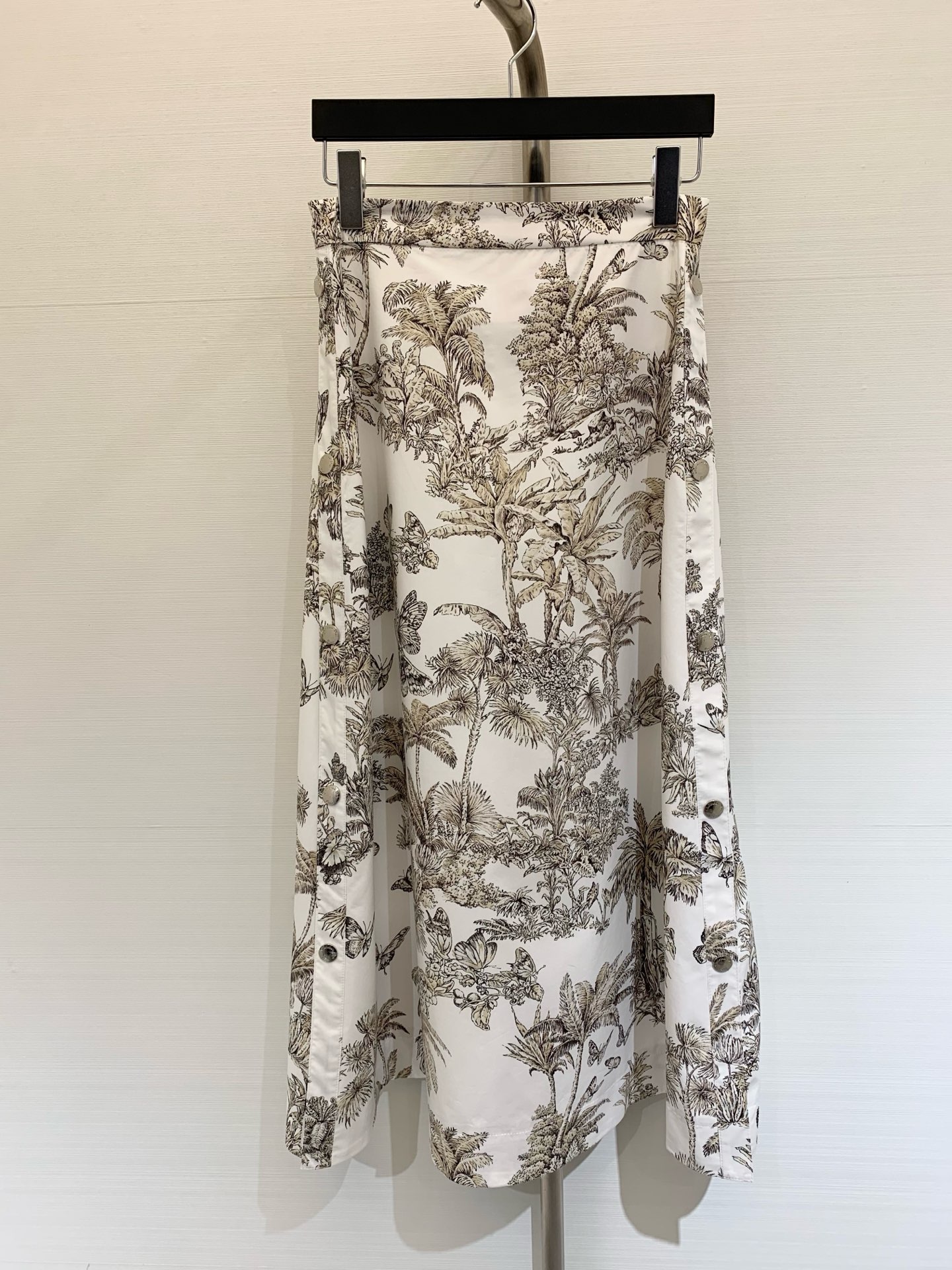 NO:443569,Dior 25 early autumn latest style, Ruyi printed pattern pure cotton skirt, full of printed natural elements of coconut butterflies, light color matching, quite new Chinese style, and echoing the refreshing vacation atmosphere of the hot summer. Use tailoring and details to improve the exquisiteness. The upper body is more fashionable and elegant. The temperament is available in stock. SML, dior, skirts, alexander wang19860909Dior 25早秋最新款 茹伊印花图案纯棉半裙 通体满印椰树蝴蝶等动植物自然元素 配色清淡颇具新中式风格 同时呼应炎炎夏日的清爽度假气息 利用剪裁和细节提升精致度 上身更为洋气时髦 气质高雅 一色现货发售sml,,dior,skirts,alexander wang,Women's clothing