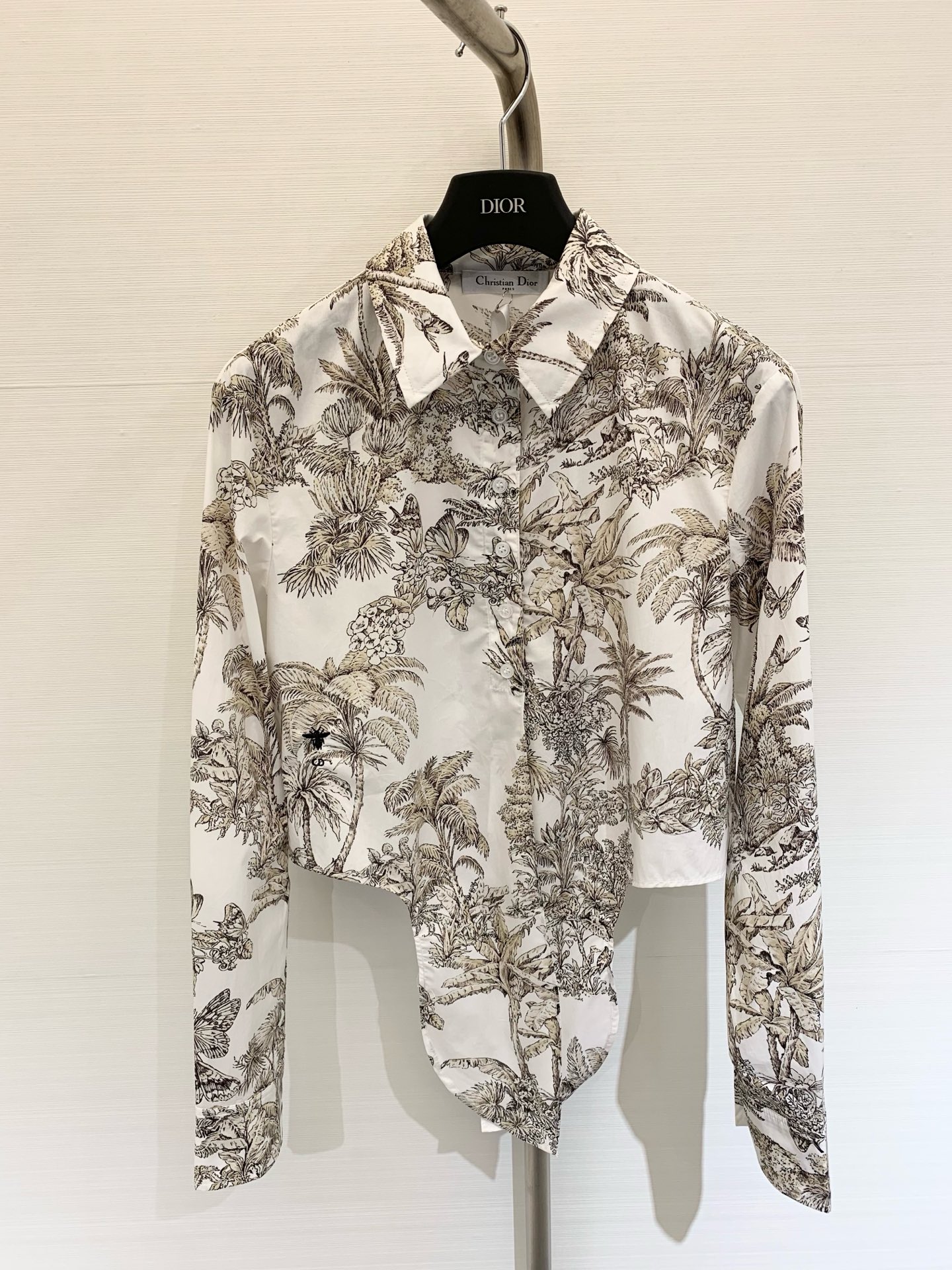 NO:443577,Dior 25 early autumn latest style, Ruyi printed pattern pure cotton short strapped shirt, full of printed natural elements of coconut butterflies, light color matching, a new Chinese style, and echoing the refreshing vacation atmosphere of the hot summer. Use tailoring and details to improve the exquisiteness. The upper body is more fashionable and elegant. The temperament is available in one color. SML, dior, shirts, alexander wang19860909Dior 25早秋最新款 茹伊印花图案纯棉小短款绑带衬衫 通体满印椰树蝴蝶等动植物自然元素 配色清淡颇具新中式风格 同时呼应炎炎夏日的清爽度假气息 利用剪裁和细节提升精致度 上身更为洋气时髦 气质高雅 一色现货发售sml,,dior,shirts,alexander wang,Women's clothing