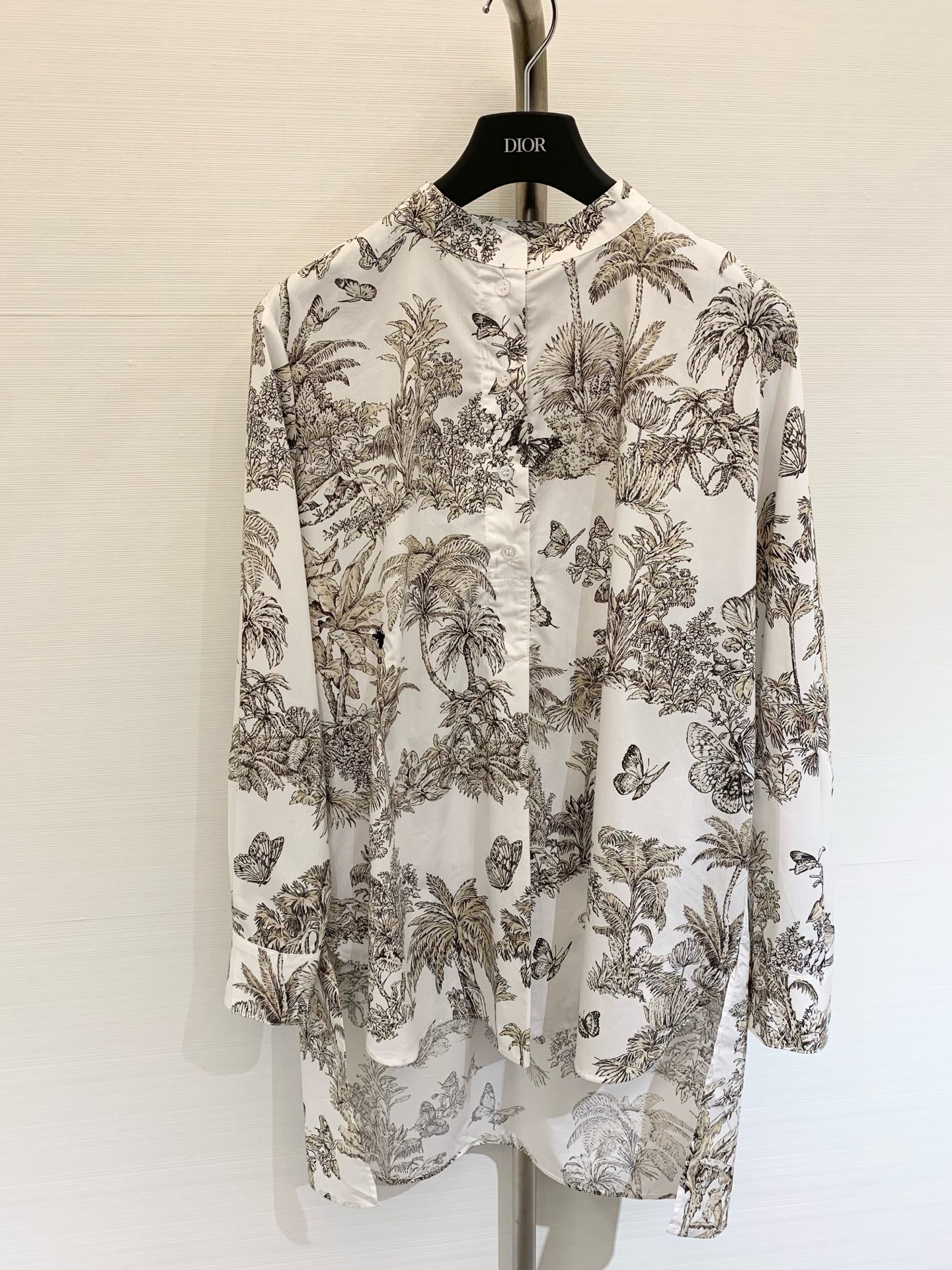 NO:443591,Dior 25 early autumn latest style, Ruyi printed silk mid-length shirt, pure cotton fabric, full of natural elements of animal and plant, such as coconut butterflies, light color matching, a new Chinese style, and echoes the refreshing vacation atmosphere of the hot summer. Use tailoring and details to improve the exquisiteness. The upper body is more fashionable and elegant. The temperament is available in stock. SML, dior, shirts, real silk, alexander wang19860909Dior 25早秋最新款 茹伊印花图案真丝中长款衬衫 纯棉面料 通体满印椰树蝴蝶等动植物自然元素 配色清淡颇具新中式风格 同时呼应炎炎夏日的清爽度假气息 利用剪裁和细节提升精致度 上身更为洋气时髦 气质高雅 一色现货发售sml,,dior,shirts,real silk,alexander wang,Women's clothing