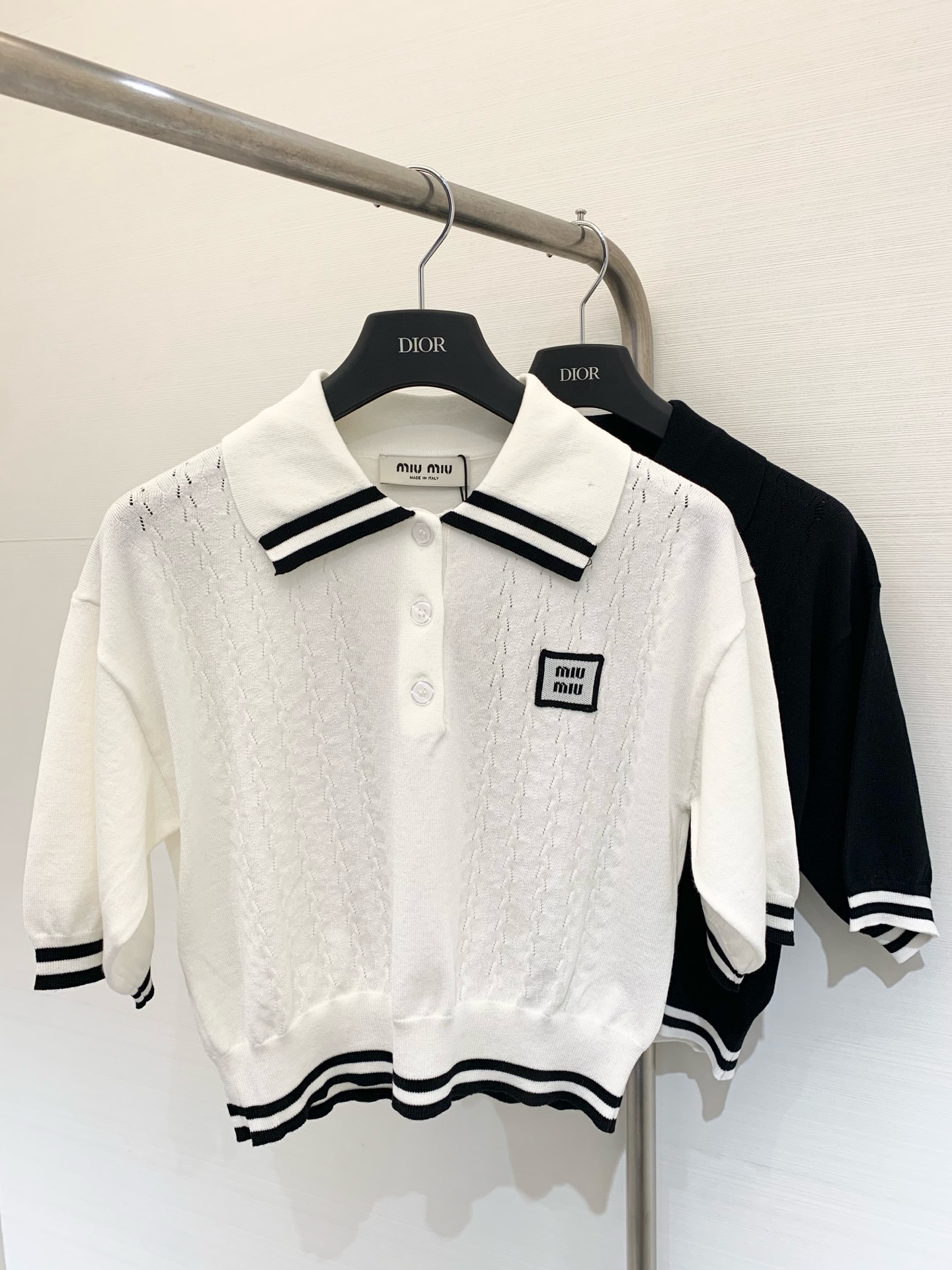 NO:444586,New two-color lapel short sleeve logo embellishment and modification, age-reducing girl, slim and versatile color //,,T-shirt,alexander wang19860909新款 二色翻领短袖 logo点缀修饰 减龄少女 上身显瘦百搭 色 //,,T-shirt,alexander wang,Women's clothing