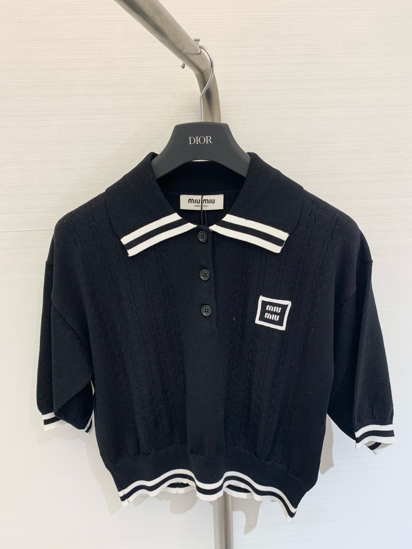 NO:444603,New two-color lapel short sleeve logo embellishment and modification, age-reducing girl, slim and versatile color //,,T-shirt,alexander wang19860909新款 二色翻领短袖 logo点缀修饰 减龄少女 上身显瘦百搭 色 //,,T-shirt,alexander wang,Women's clothing