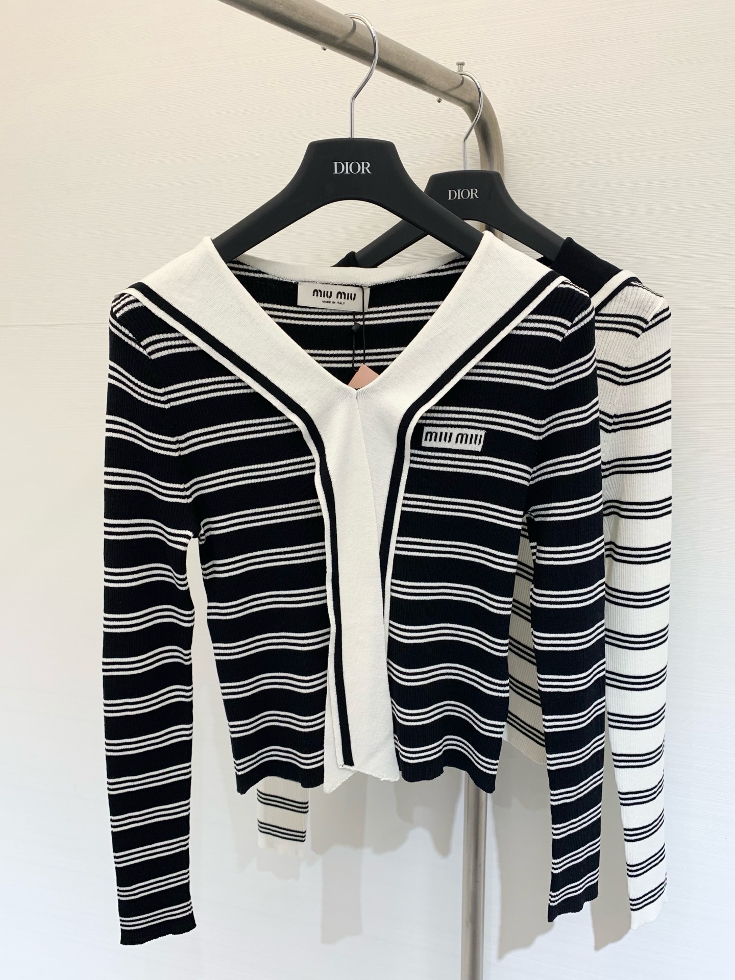 NO:444611,MIUMI* 25 new products Navy neck wool blend pullover Wool blend fabric making age-reducing stripes design Contrast color navy neckline Slim fit and elastic style Navy style ~ Two-color SML,,miumiu,alexander wang19860909MIUMI* 25新品 海军领羊毛混纺套头衫 羊毛混纺面料制作 减龄条纹设计 撞色海军领口 修身弹力版型 海军风格～ 两色SML,,miumiu,alexander wang,Women's clothing