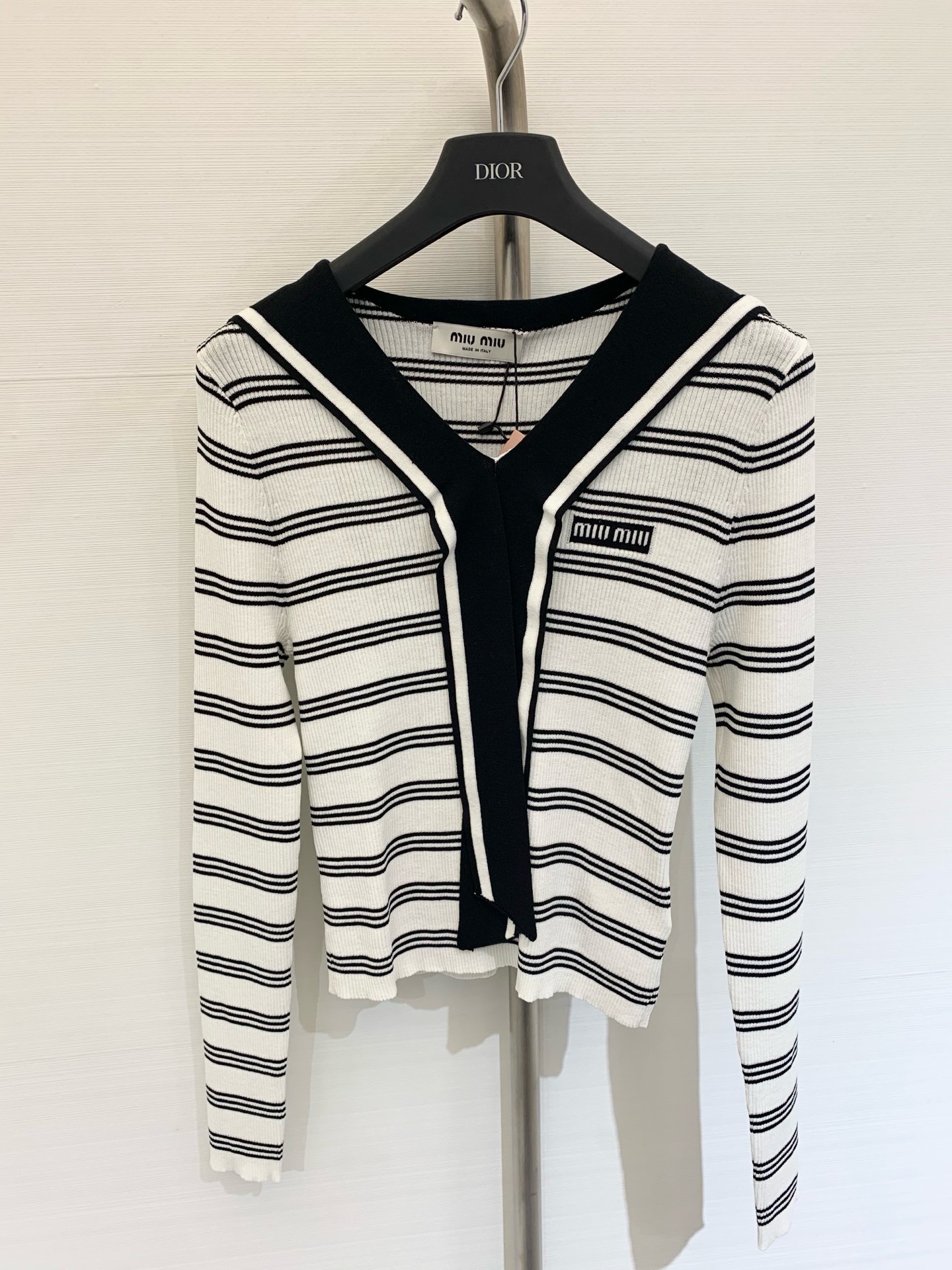 NO:444627,MIUMI* 25 new products Navy neck wool blend pullover Wool blend fabric making age-reducing stripes design Contrast color navy neckline Slim fit and elastic style Navy style ~ Two-color SML,,miumiu,alexander wang19860909MIUMI* 25新品 海军领羊毛混纺套头衫 羊毛混纺面料制作 减龄条纹设计 撞色海军领口 修身弹力版型 海军风格～ 两色SML,,miumiu,alexander wang,Women's clothing