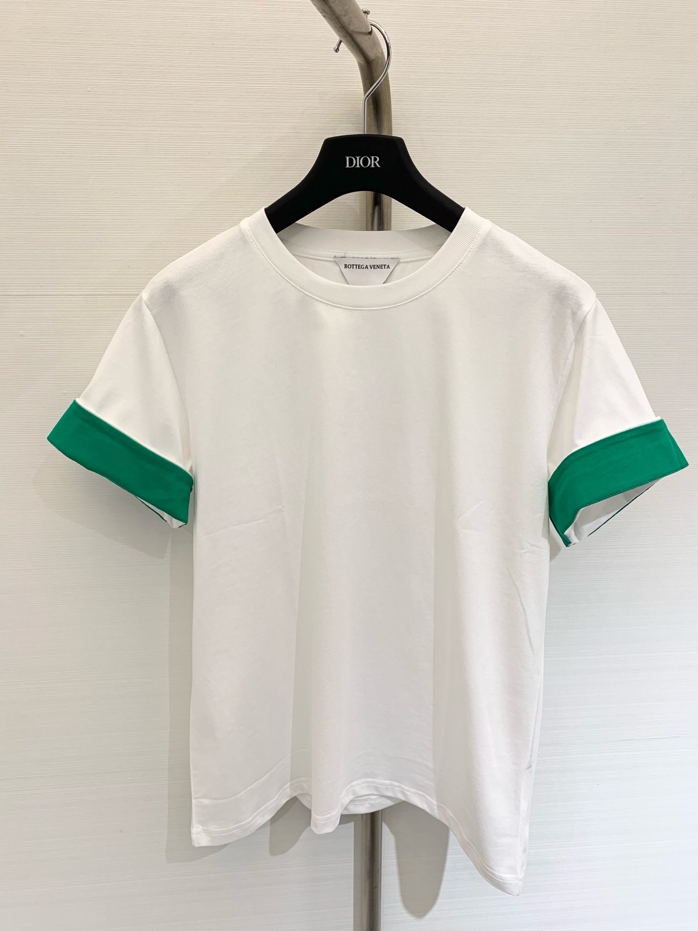 NO:444514,BV 25ss new style, contrasting cuff folded edge round neck T-shirt, pure cotton loose fit, two-color SML, bottega veneta,tees, t-shirt, alexander wang19860909BV 25ss新款 袖口撞色折边圆领T恤 纯棉宽松版型 两色SML,,bottega veneta,tees，t-shirt,alexander wang,Women's clothing