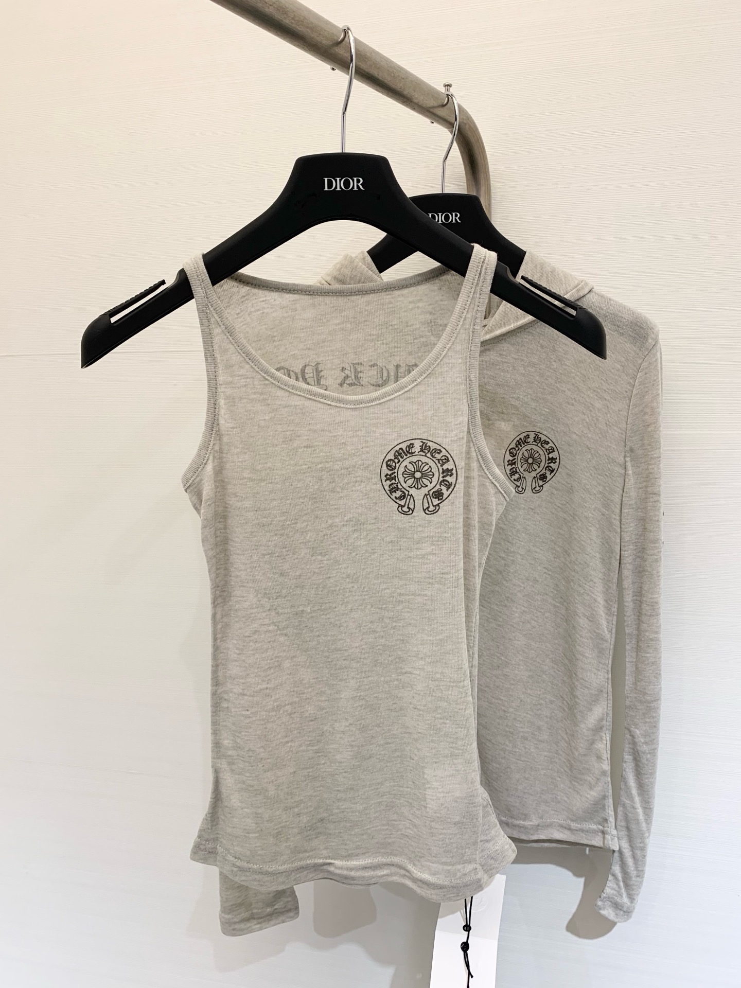 NO:444527,CH Croxin 25 Summer Women's Fried Vest Tennis Blend Fabric The God of Basic Vest!  Light gray versatile, retro and chic pattern on the chest, skin-friendly and breathable fabric, beautiful when worn alone, plaid pants, easy to create a casual and fashionable sml, chrome hearts, alexander wang19860909CH克罗心 25夏季女 炒色背心 天丝混纺面料 基础款背心的神！浅灰色百搭,胸前图案复古别致,面料亲肤透气,单穿叠穿都好看,配格子裤,轻松打造随性时髦感sml,,chrome hearts,alexander wang,Women's clothing