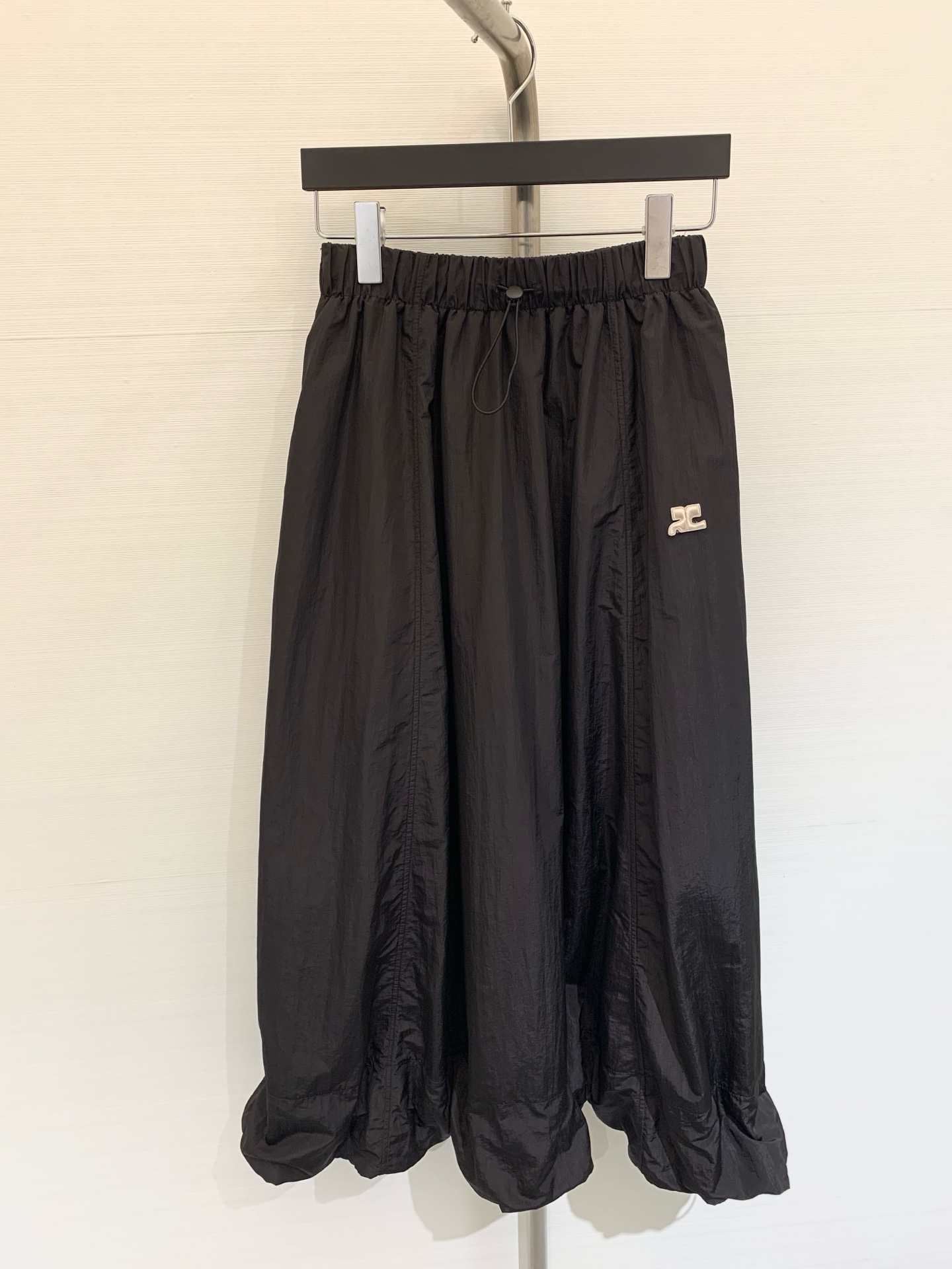 NO:444557,Courreges 25 summer new style drawstring flower bud skirt thin nylon gloss fabric loose a-line design super casual upper body black gray green sm, skirts, alexander wang19860909Courreges 25夏季新款 抽绳花苞半裙 薄款尼龙光泽感面料 宽松a字设计 上身超级休闲 黑色 灰绿色 sm,,skirts,alexander wang,Women's clothing
