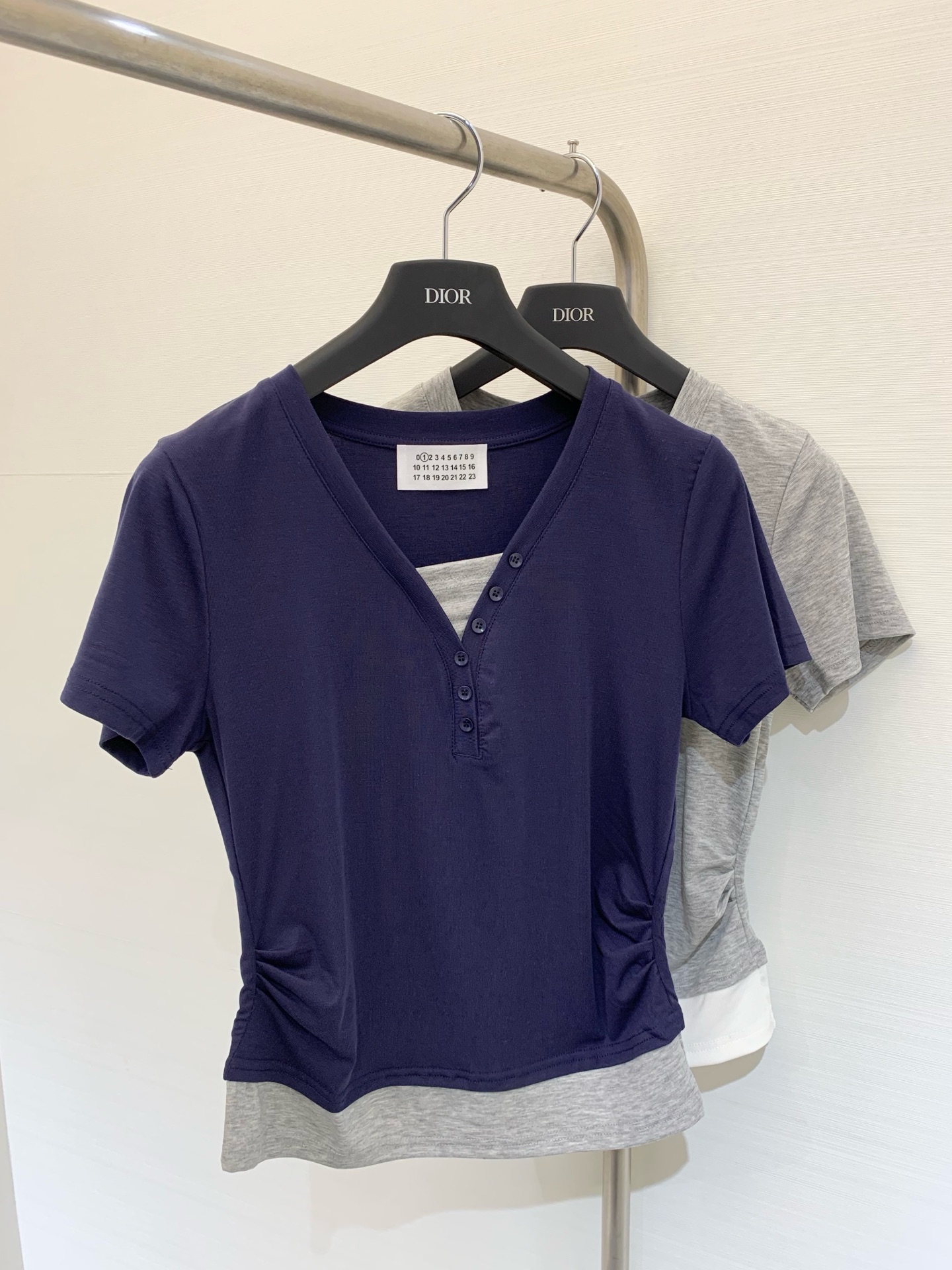 NO:445485,MM6 25ss summer new style V-neck fake two-piece short-sleeved T-shirt unlocks new summer outfit Henry neck contrast design elongates the neckline Tianshi cotton blend fabric soft and breathable Two-color sml,,masion margiela,T-shirt,tees,t-shirt,alexander wang19860909MM6 25ss夏季新款 V领假两件短袖T恤 解锁夏日新穿搭 亨利领撞色设计 拉长颈部线条 天丝棉混纺面料 柔软透气 两色sml,,masion margiela,T-shirt,tees，t-shirt,alexander wang,Women's clothing