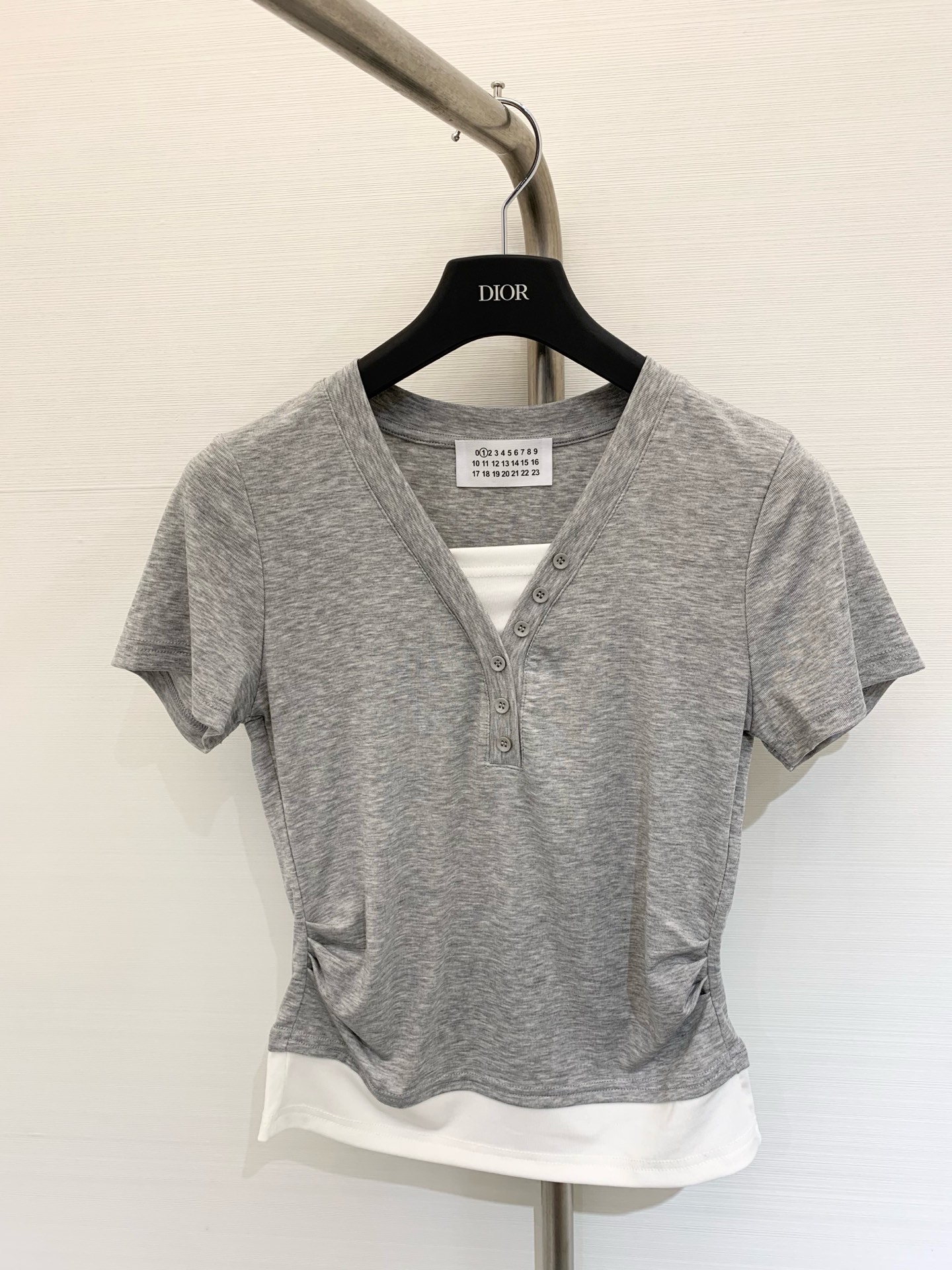 NO:445498,MM6 25ss summer new style V-neck fake two-piece short-sleeved T-shirt unlocks new summer outfit Henry neck contrast design elongates the neckline Tianshi cotton blend fabric soft and breathable Two-color sml,,masion margiela,T-shirt,tees,t-shirt,alexander wang19860909MM6 25ss夏季新款 V领假两件短袖T恤 解锁夏日新穿搭 亨利领撞色设计 拉长颈部线条 天丝棉混纺面料 柔软透气 两色sml,,masion margiela,T-shirt,tees，t-shirt,alexander wang,Women's clothing