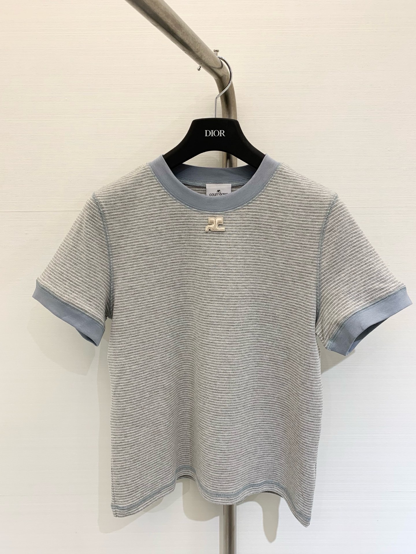 NO:445505,Courreges ins blogger tone stripes contrasting color bright line design short-sleeved T-shirt is essential for slimming, front shoulder slimming round neck design, high-quality fabric, soft and elastic, highlighting elegant temperament Two-color sml,, T-shirt,tees, t-shirt,alexander wang19860909Courreges ins感博主调性条纹撞色明线设计短袖T恤 显瘦必备 正肩显瘦圆领设计 优质面料 触感柔软且弹力十足 凸显优雅气质 两色sml,,T-shirt,tees，t-shirt,alexander wang,Women's clothing