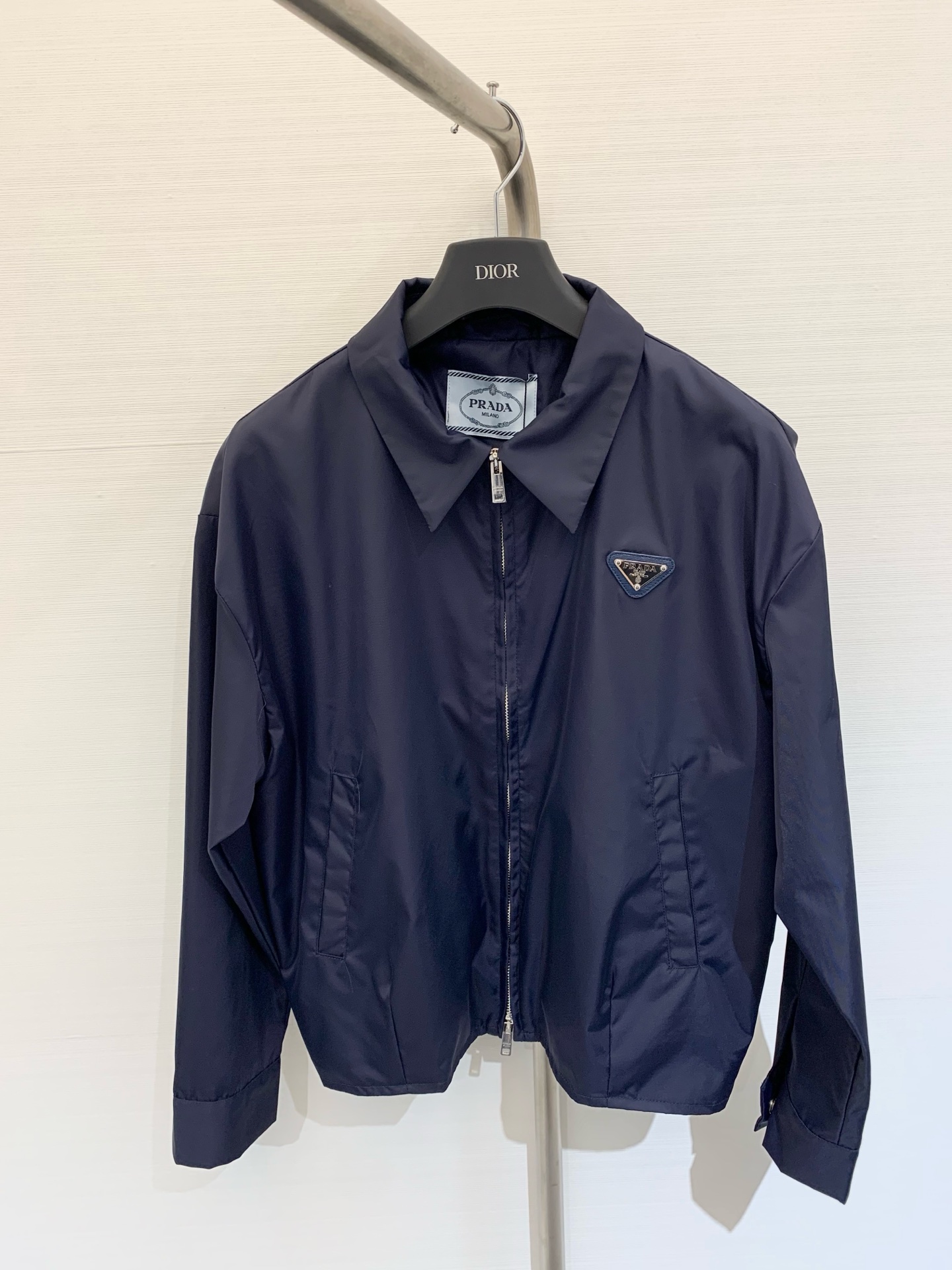 NO:446327,Prad* New early autumn style work jacket jacket recycled material thin and comfortable texture triangle echoes coordinated and fashionable Can be matched with the same series A-line skirt upper body A sa environmentally friendly recycled material outfit is stylish and light and breathable Deep blue SML, prada, skirts, jackets & coats, jackets & coats, alexander wang19860909Prad* 早秋新款 工装夹克外套 再生材质 质感轻薄舒适 三角标呼应 协调时髦 可搭配同系列A字半裙 上身A飒 环保再生材质 穿搭有型轻薄透气 藏蓝色 SML,,prada,skirts,jackets & coats,jackets & coats,alexander wang,Women's clothing