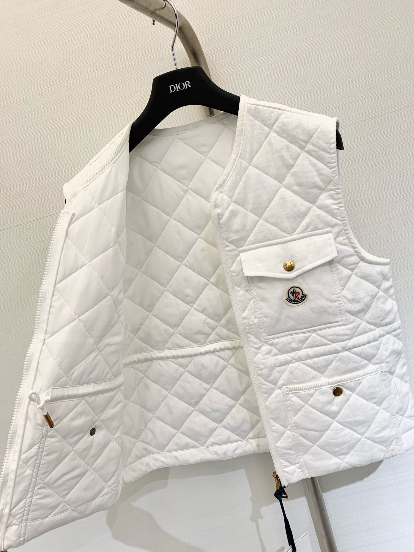 𝐌𝐨𝐧𝐜𝐥𝐞* 𝟐𝟓 秋冬新品 亚麻棉服马甲 减龄小𝐕领菱格设计 云朵般柔软的舒适感𝐲𝐲𝐝𝐬 可甜可盐气