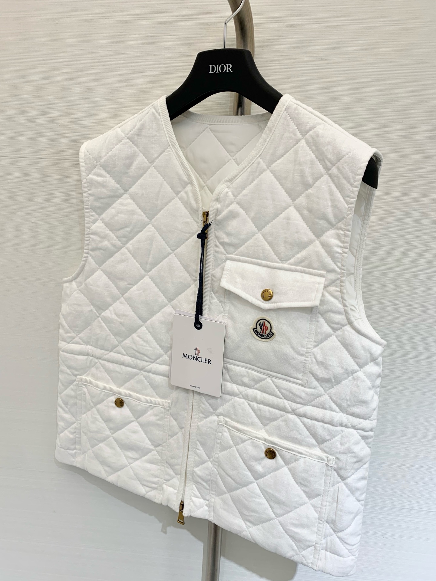 𝐌𝐨𝐧𝐜𝐥𝐞* 𝟐𝟓 秋冬新品 亚麻棉服马甲 减龄小𝐕领菱格设计 云朵般柔软的舒适感𝐲𝐲𝐝𝐬 可甜可盐气