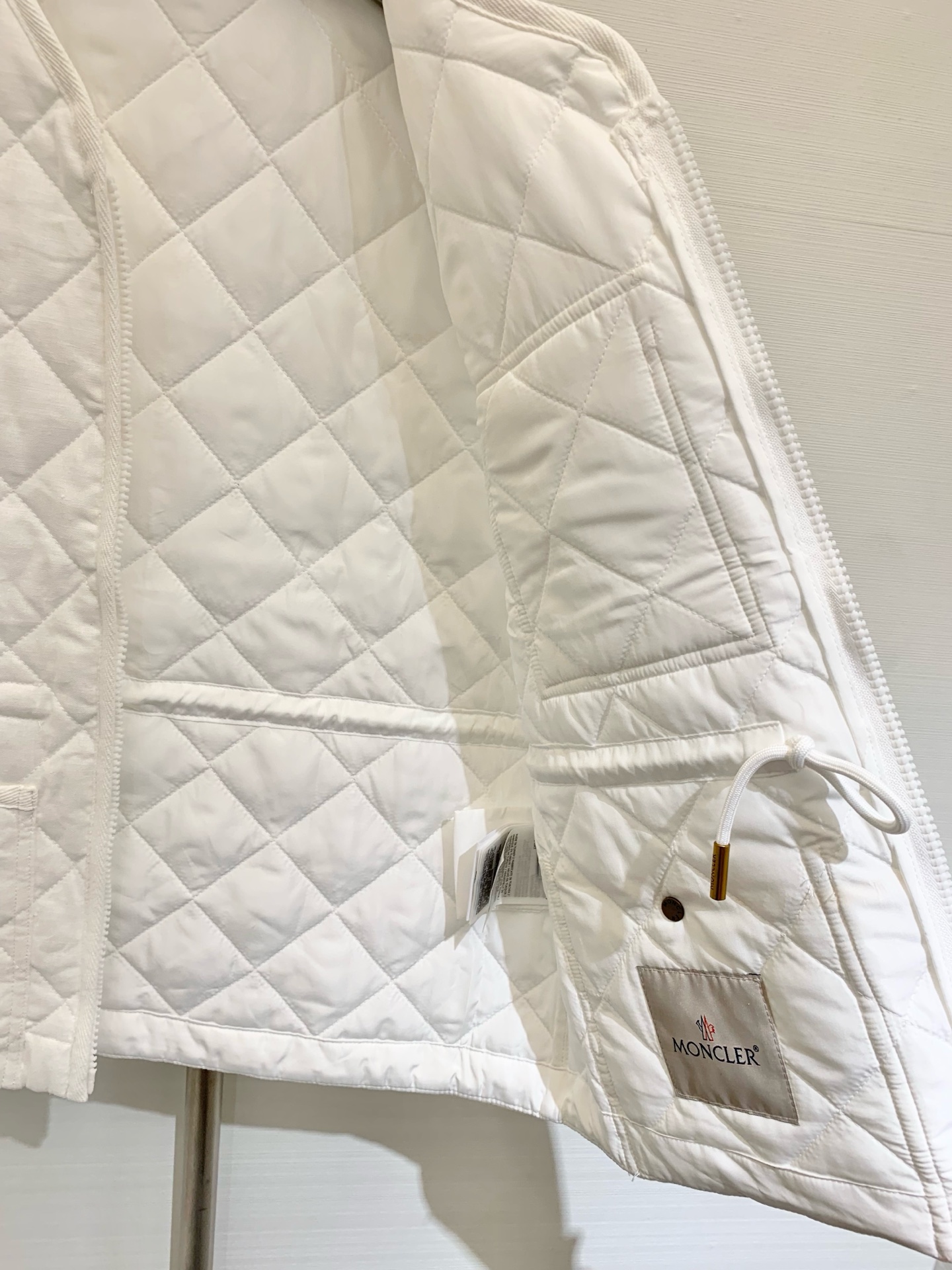 𝐌𝐨𝐧𝐜𝐥𝐞* 𝟐𝟓 秋冬新品 亚麻棉服马甲 减龄小𝐕领菱格设计 云朵般柔软的舒适感𝐲𝐲𝐝𝐬 可甜可盐气