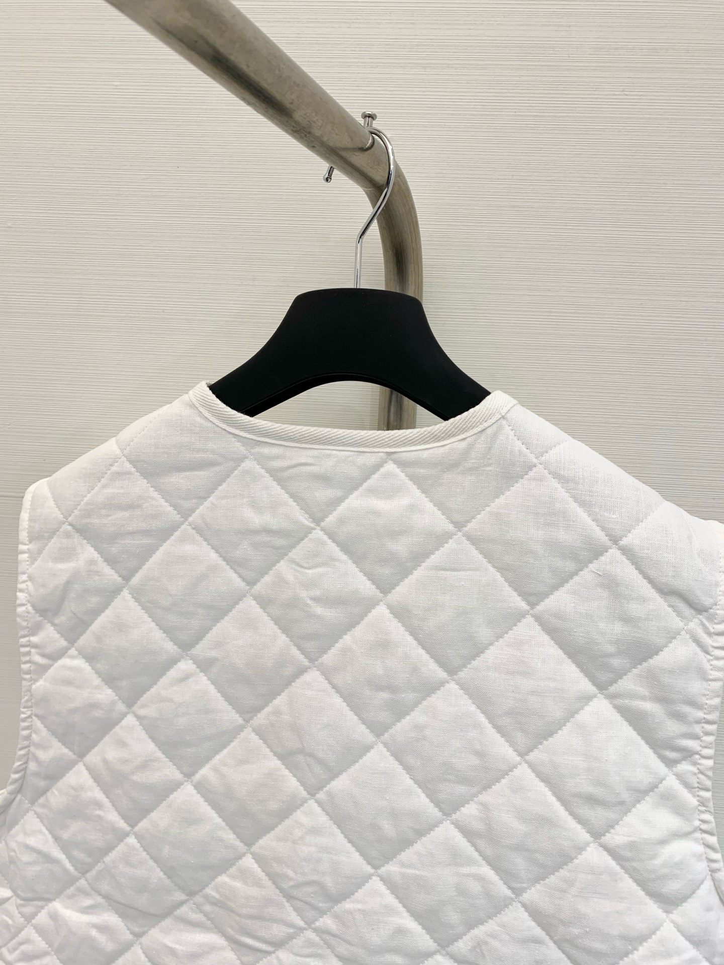 𝐌𝐨𝐧𝐜𝐥𝐞* 𝟐𝟓 秋冬新品 亚麻棉服马甲 减龄小𝐕领菱格设计 云朵般柔软的舒适感𝐲𝐲𝐝𝐬 可甜可盐气