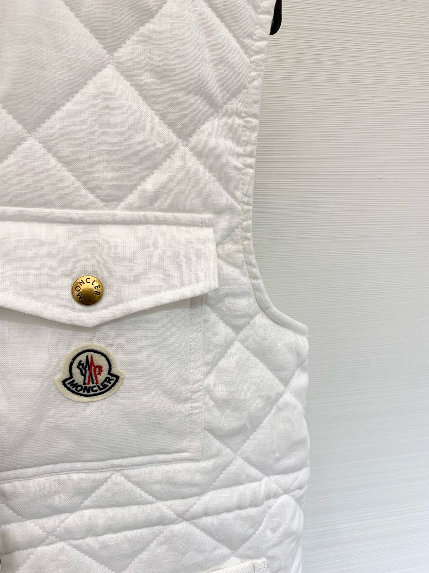 𝐌𝐨𝐧𝐜𝐥𝐞* 𝟐𝟓 秋冬新品 亚麻棉服马甲 减龄小𝐕领菱格设计 云朵般柔软的舒适感𝐲𝐲𝐝𝐬 可甜可盐气